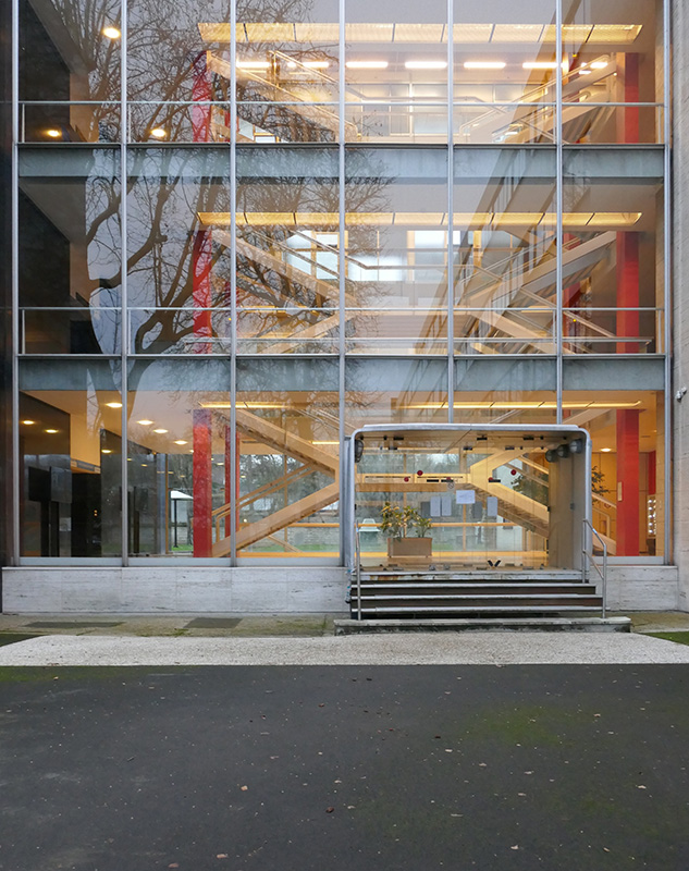 Das Schulungsgebäude für das «Institut francais du Pétrole», geplant von Pierre Dufau und Jean Prouvé in Rueil-Malmaison, einem Vorort im Westen von Paris. Baujahr 1954–1957. Das Bild zeigt den Eingang und die dahinter liegende, unter Schutz gestellte grosse Treppe aus Stahl.