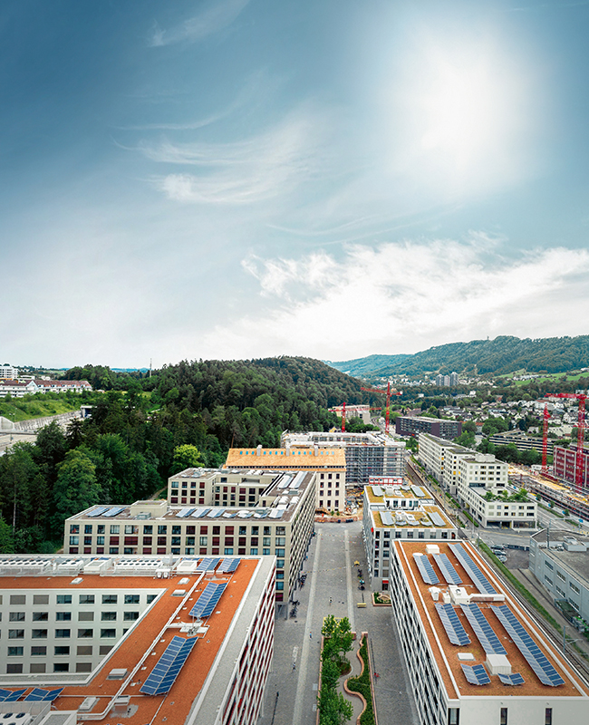 Der Markt tendiert zur Photovoltaik, die Dachlandschaft von Neubauquartieren zu gewisser Monotonie mit der Anordnung von Solarpaneelen in Reih und Glied. Ansicht: Wohn- und Geschäftsareal GreenCity, Zürich Manegg.