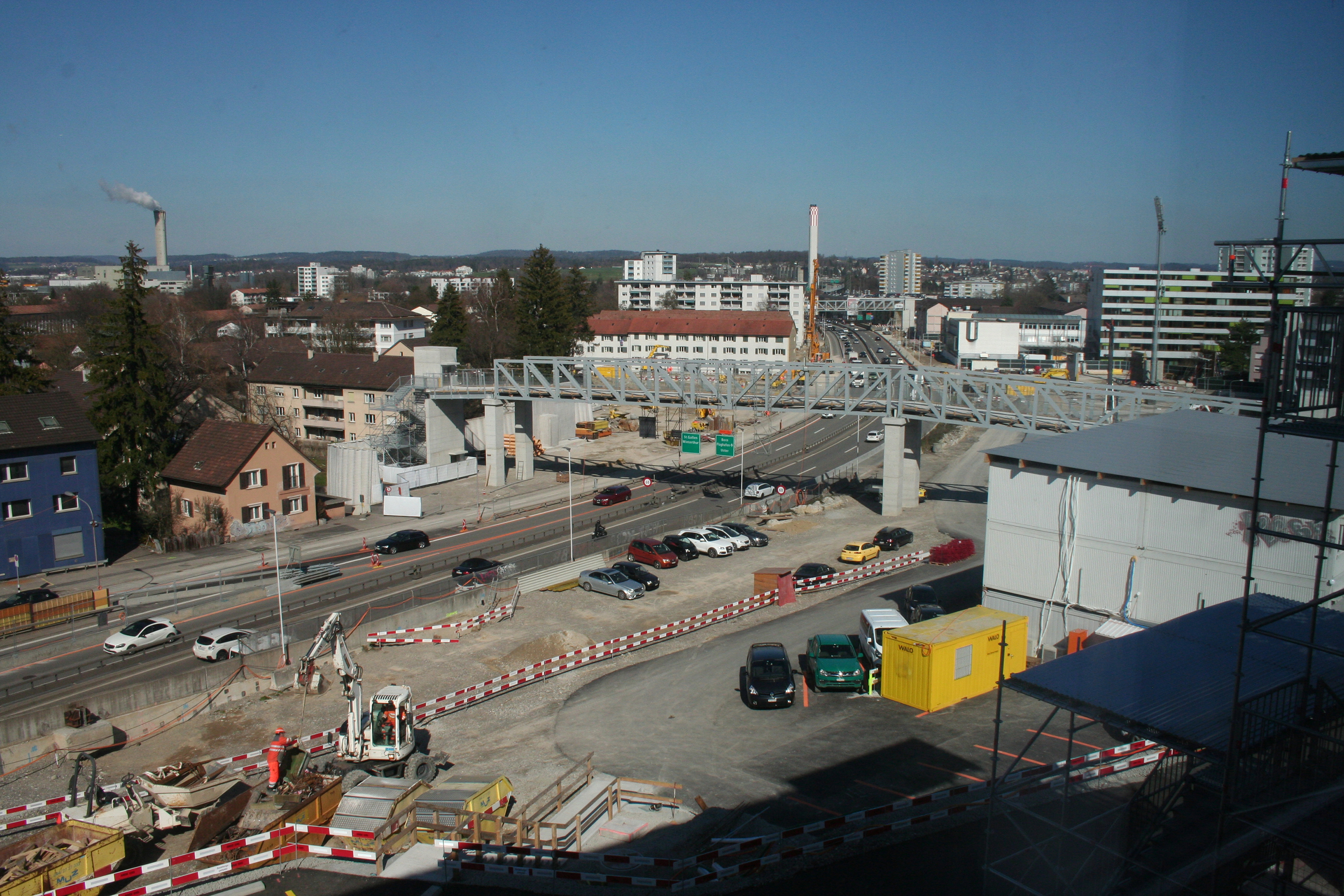 Über die Autobahn wurden im Herbst 2018 zwei Fussgängerbrücken erstellt: eine entlang der Saatlenunterführung (im Hintergrund), die andere bei der Tulpenstrasse (im Vordergrund).