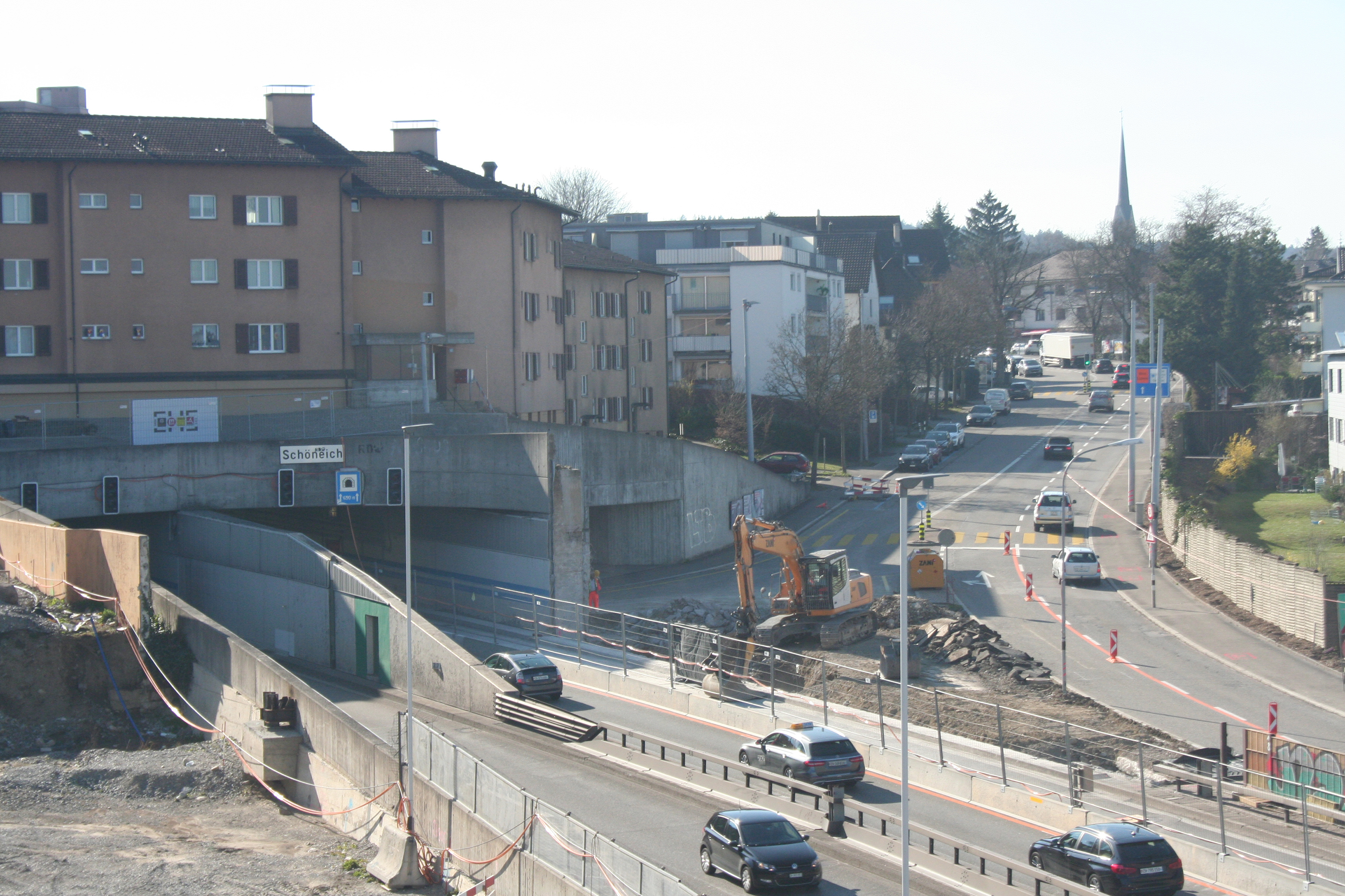 Beim Portal Schöneichtunnel beginnen demnächst die ersten Bohrpfahlarbeiten. Insgesamt hat sich der Baugrund als sehr setzungsempfindlich herausgestellt. Um das Gewicht der Einhausung zu tragen, wird deshalb eine Bohrpfahlwand erstellt. Über dem Tramtunnel und der Tramstation werden spezielle Querträger eingebaut, die die Last der Einhausung ableiten.