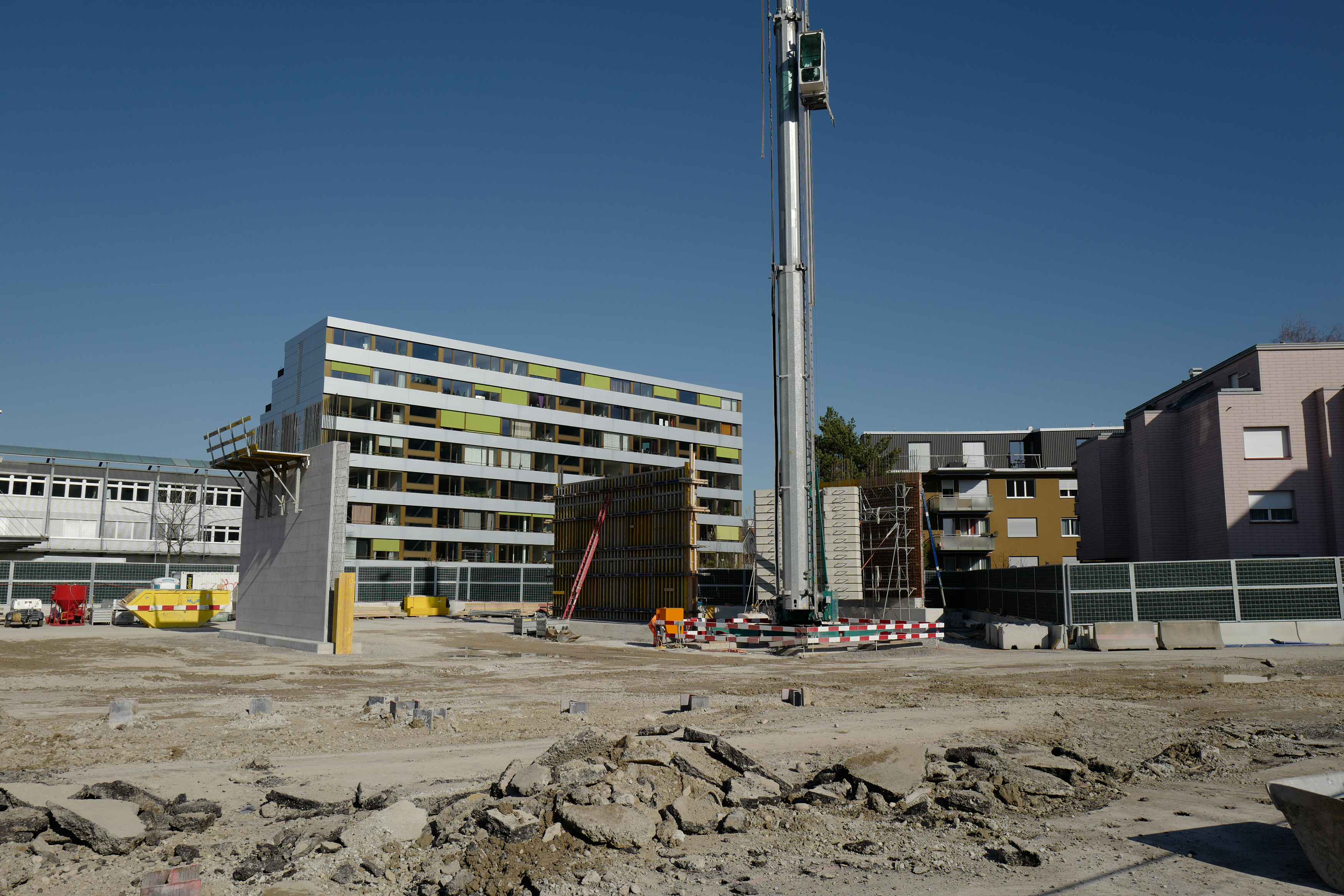Auf dem Hauptinstallationsplatz an der Tulpenstrasse stehen massstabsgetreue Musterelemente der Einhausungswände.