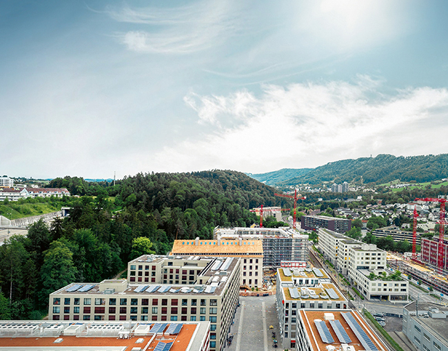 Der Markt tendiert zur Photovoltaik, die Dachlandschaft von Neubauquartieren zu gewisser Monotonie mit der Anordnung von Solarpaneelen in Reih und Glied. Ansicht: Wohn- und Geschäftsareal GreenCity, Zürich Manegg.