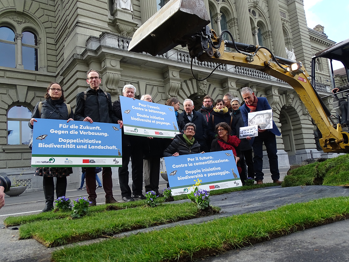 Les initiants devant le Palais fédéral