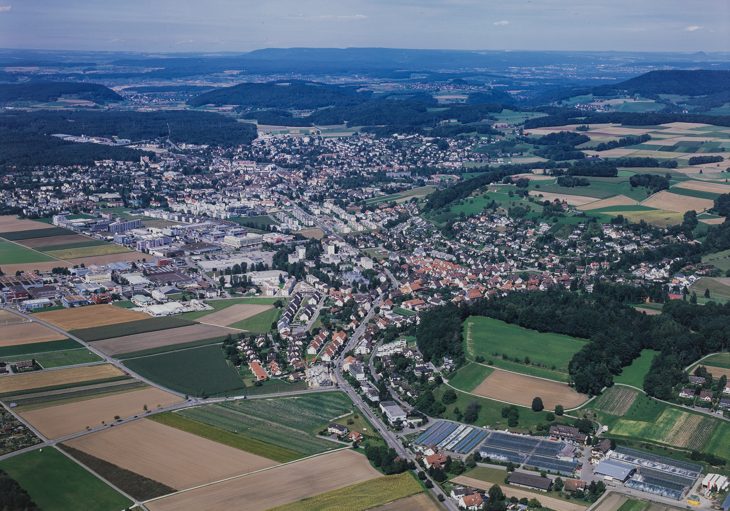 Blick von oben auf Bachenbülach, nördlich des Flughafens Zürich-Kloten. Die Erweiterung der Siedlungsfläche ist den Gemeinden im Kanton Zürich vorläufig untersagt. Rechtmässig eingezonte Flächen dürfen jedoch überbaut werden.