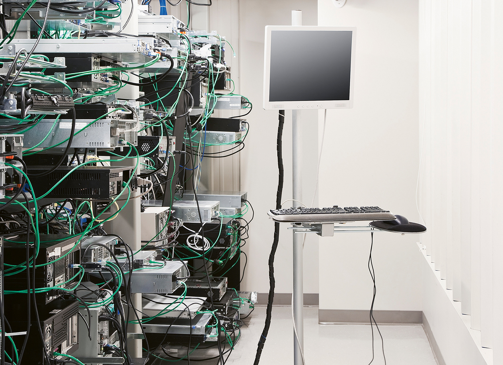 Arbeitsstation in einem Serverraum in einem Städtchen bei Seattle: Für die Speicherung, die Verwaltung und den Unterhalt  von digitalen Daten – zum Beispiel BIM-Modellen – entstehen weltweit grosse, wie Festungen gesicherte Serverfarmen.  Auch in der Schweiz hat der neue Bautypus Einzug gehalten.