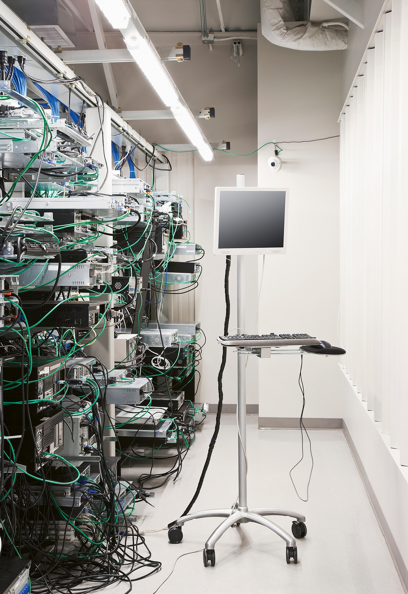 Arbeitsstation in einem Serverraum in einem Städtchen bei Seattle: Für die Speicherung, die Verwaltung und den Unterhalt  von digitalen Daten – zum Beispiel BIM-Modellen – entstehen weltweit grosse, wie Festungen gesicherte Serverfarmen.  Auch in der Schweiz hat der neue Bautypus Einzug gehalten.