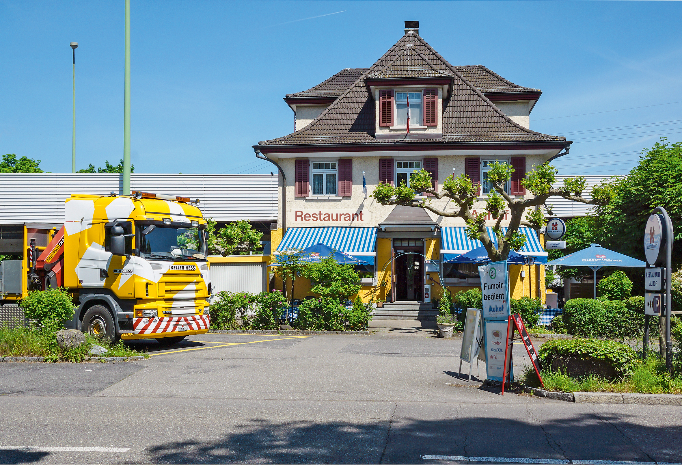 Wackerer Solitär: Unbeeindruckt von heutigen und künftigen Lärmschutzbauten hält das Restaurant «Auhof» in Zürich Schwamendingen tapfer die Stellung.