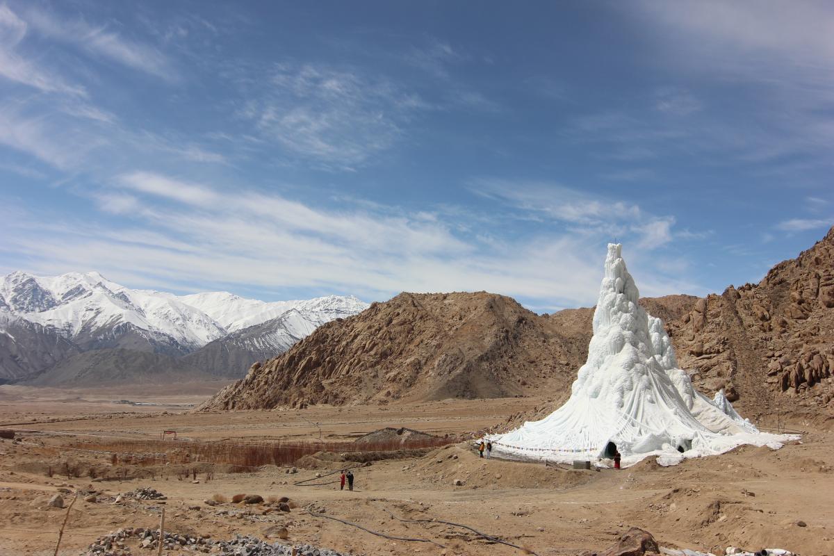 Nella regione di alta montagna del Ladakh (India), gli studenti hanno creato nel 2013/14 l'«Ice Stupa», un ghiacciaio artificiale progettato per illustrare le conseguenze del cambiamento climatico. L'economia della regione e l'approvvigionamento alimentare dipendono dall'acqua e lo scioglimento sempre più rapido dei ghiacciai rappresenta un problema per la sopravvivenza.