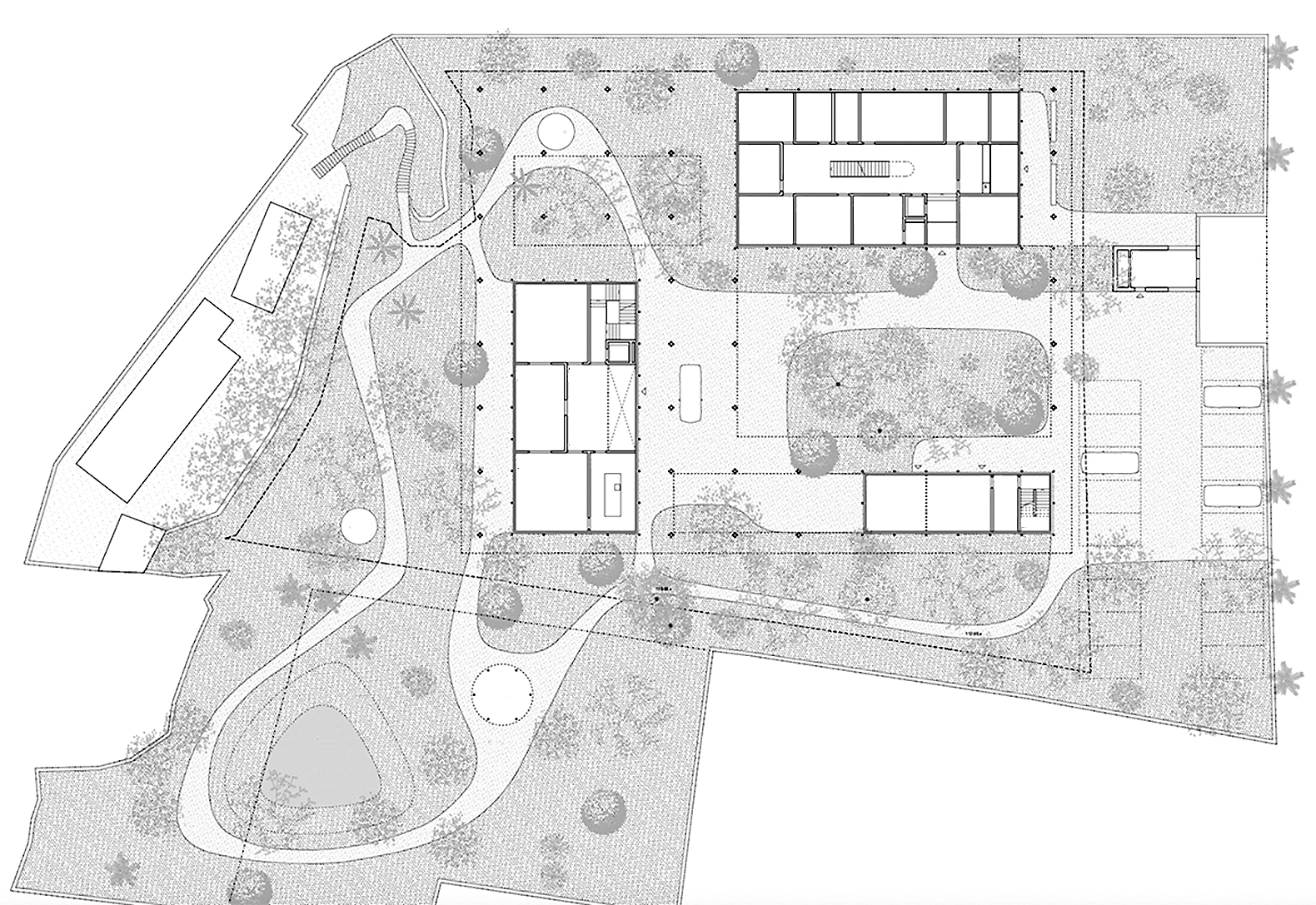 Das Terrain läuft unter dem ersten Obergeschoss durch und verbindet den Garten mit dem zentralen Hof.