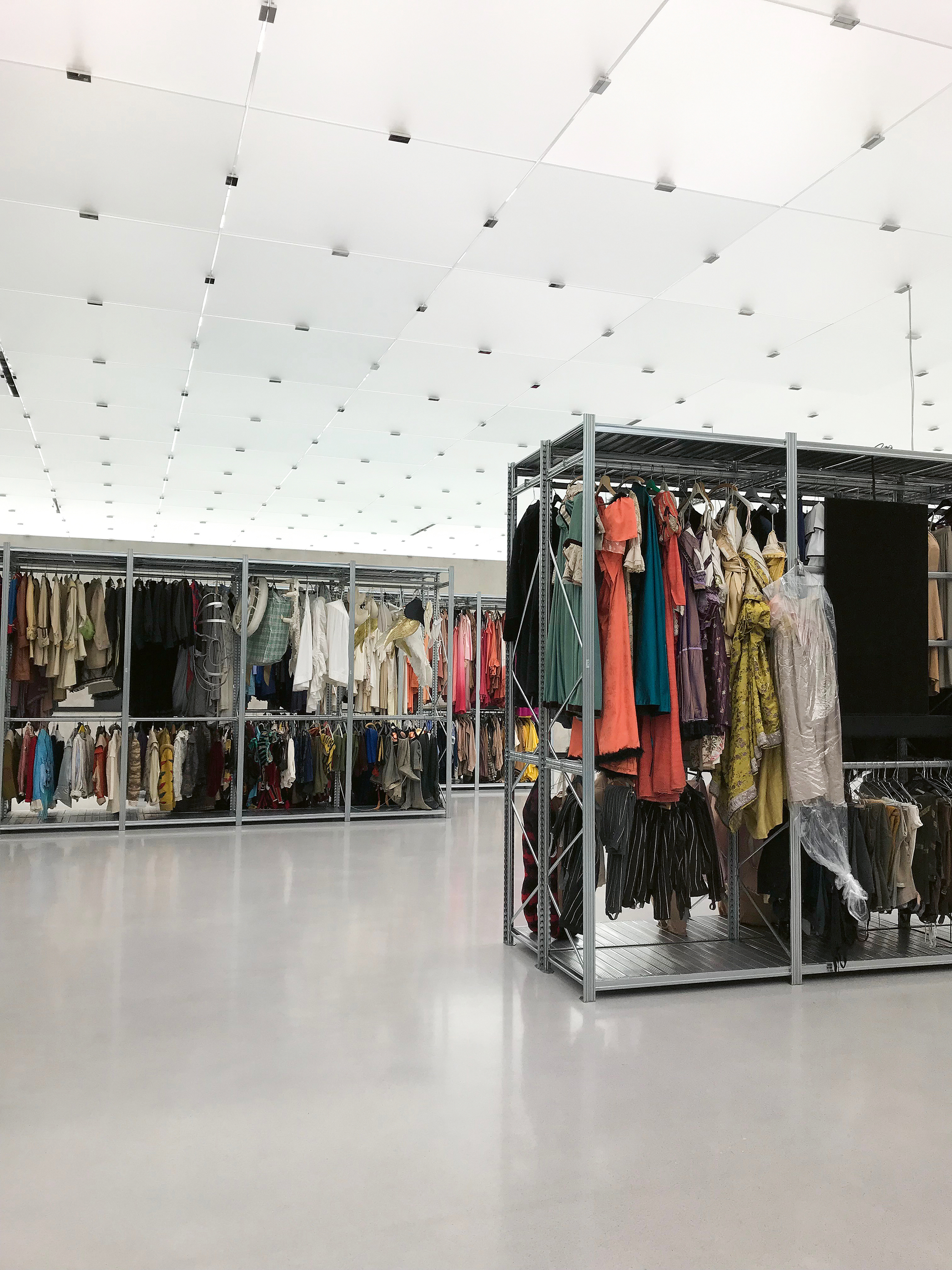 Die Glastafeln der Decke sind nur aufgelegt und können einzeln bewegt, ausgetauscht und entfernt werden.