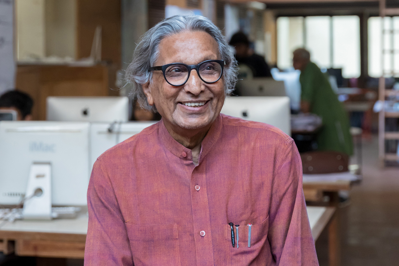 Balkrishna Doshi in seinem Architekturbüro Sangath, Ahmedabad, 1980