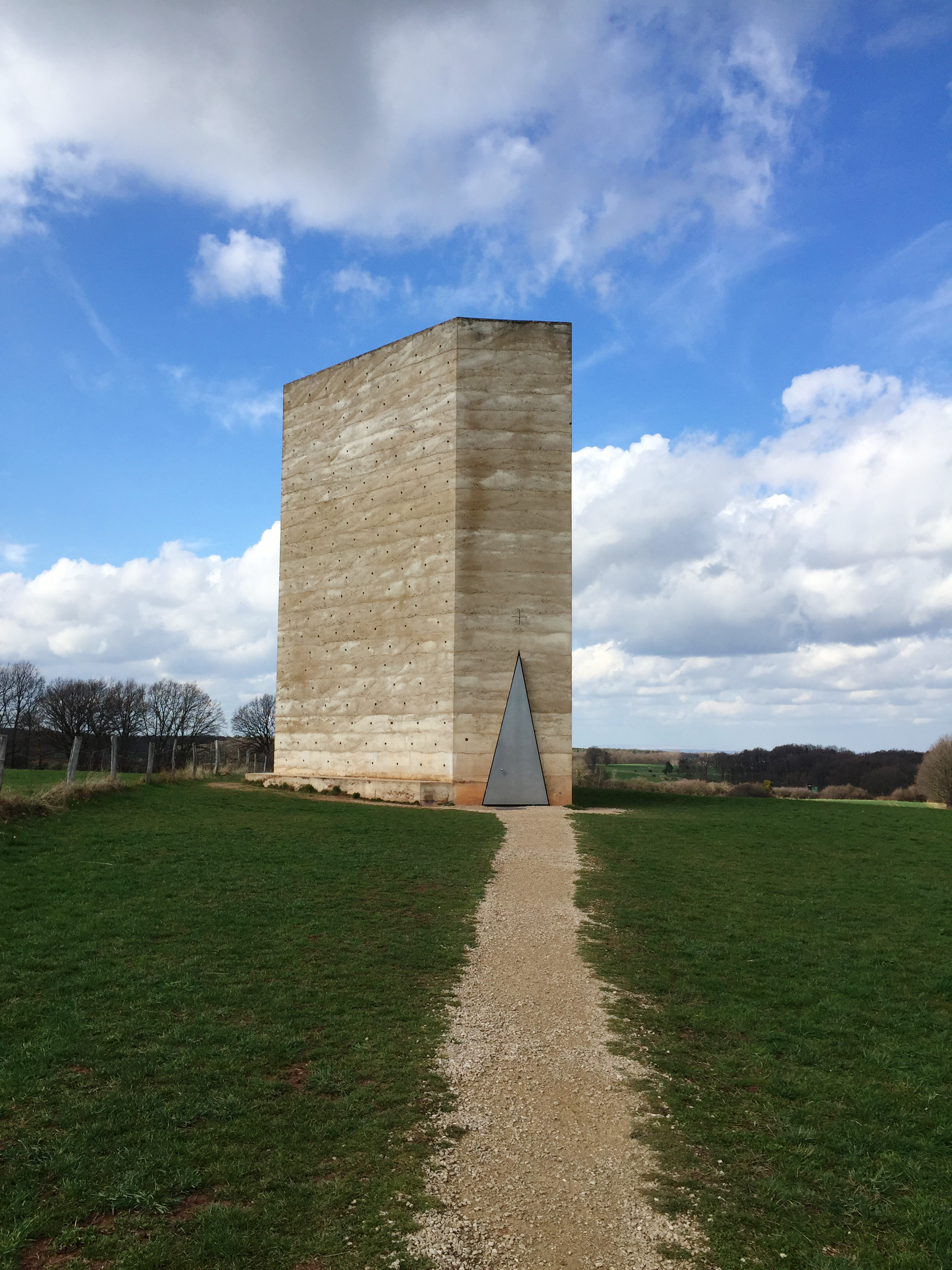An der Feldkapelle Bruder Klaus in Wachendorf (D) verewigen die Schichten  des Stampfbetons den Einfluss von Wetter und Druckkraft  während der Verarbeitung.
