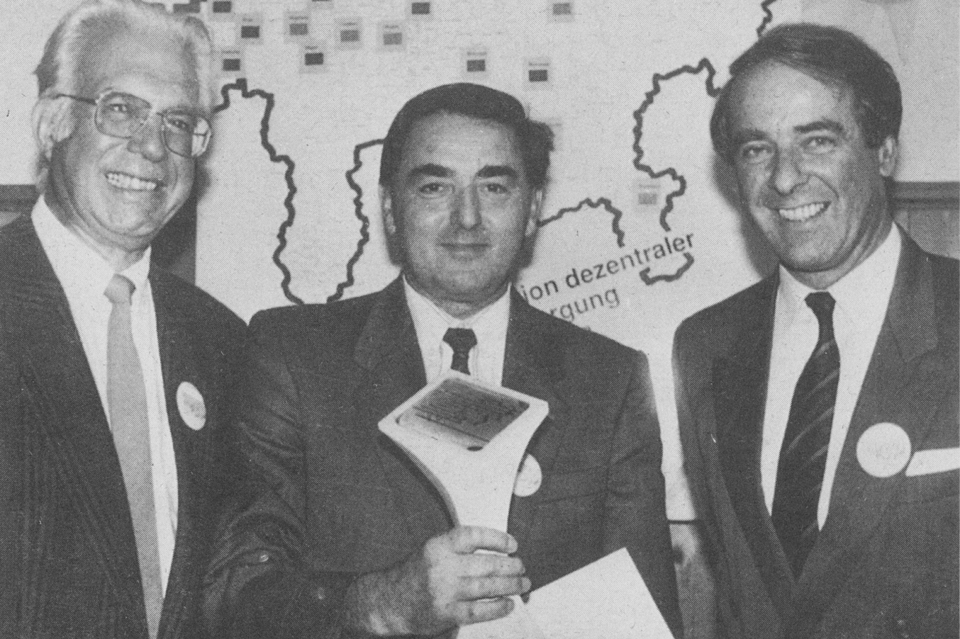 Hans Urs Wanner (links im Bild) bei einer Solarpreisverleihung 1991, im Beisein des damaligen Bundesrats Adolf Ogi.