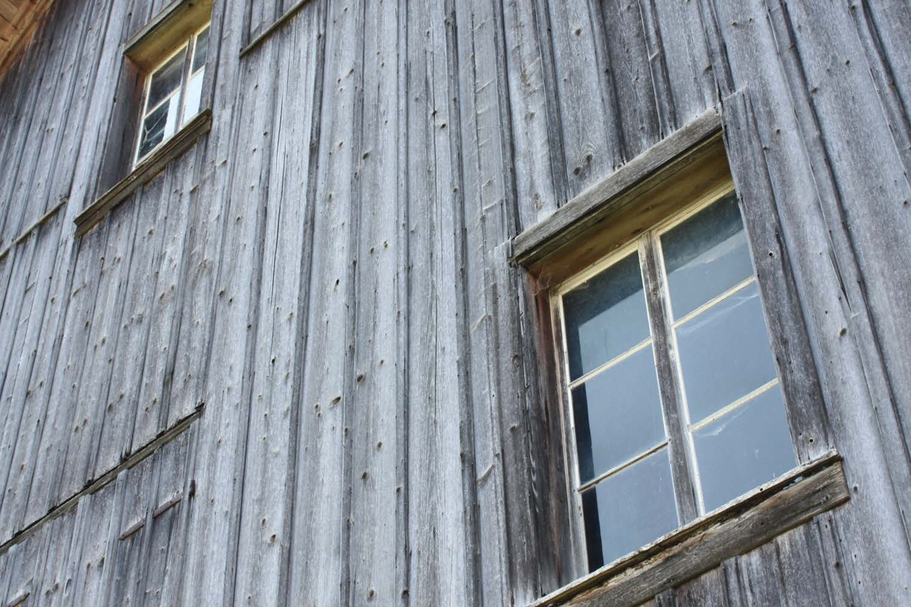 Ein einfacher Holzbau in der Schweiz: Das Holz ist schön und ohne Oberflächenbehandlung über die Jahre gealtert.