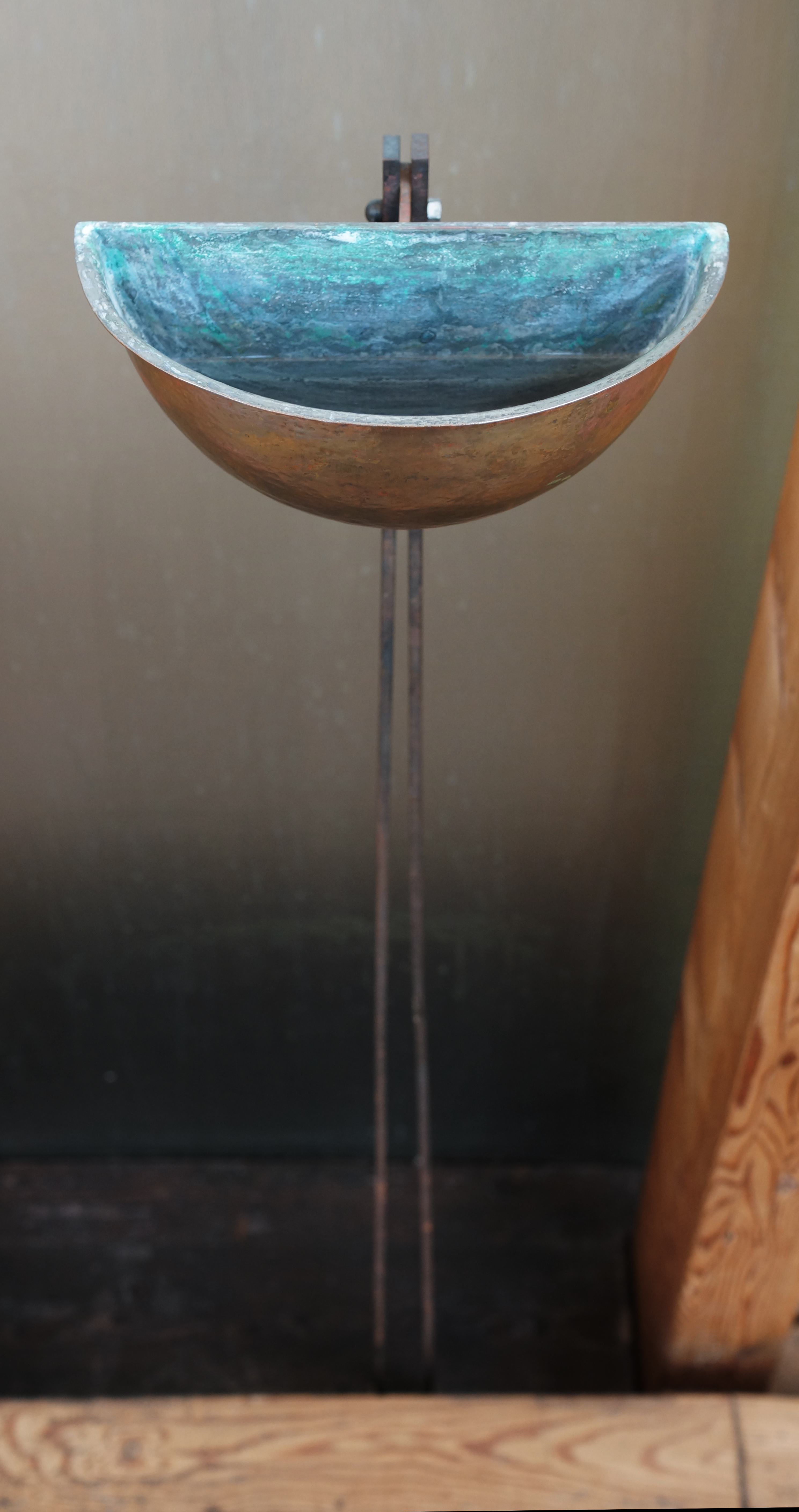 Grünspan auf der Bronze eines Weihwasserbecken.