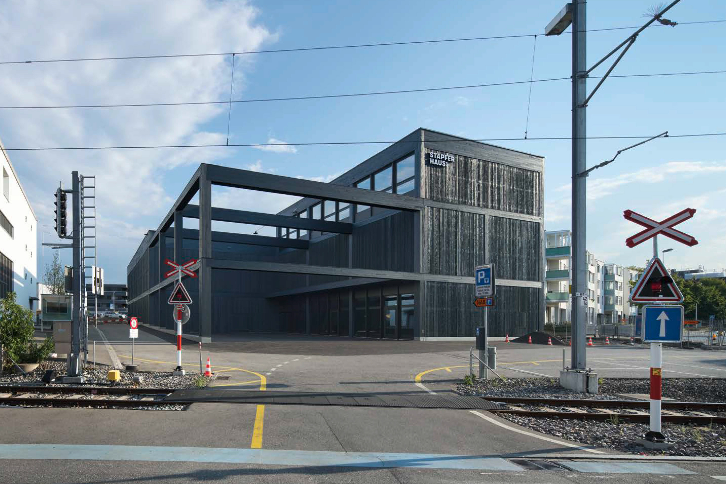 Das Stapferhaus von Pool Architekten in Lenzburg : Der Anstrich ist eine Aufwertung des öffentlichen Baus.