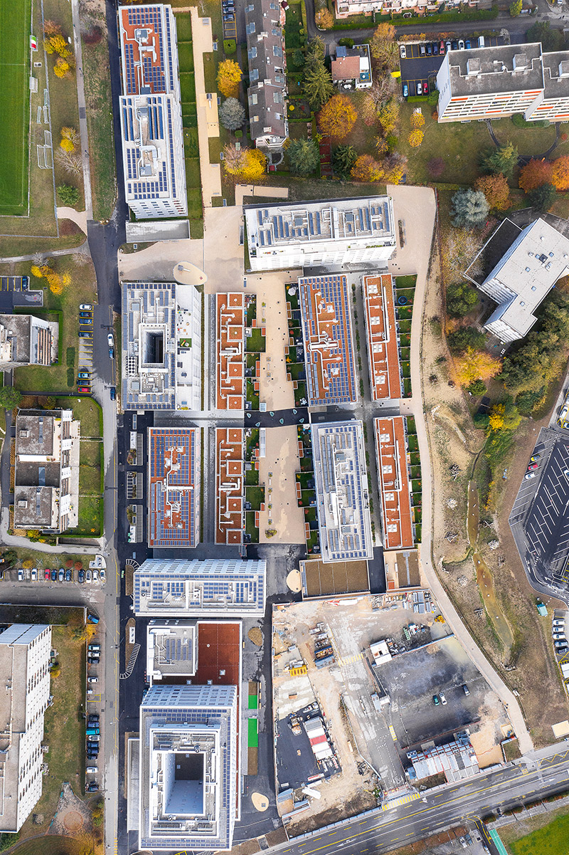 Vista aerea del quartiere «Les Jardins des Couchants» a Nyon VD. La produzione di energia elettrica è integrata.