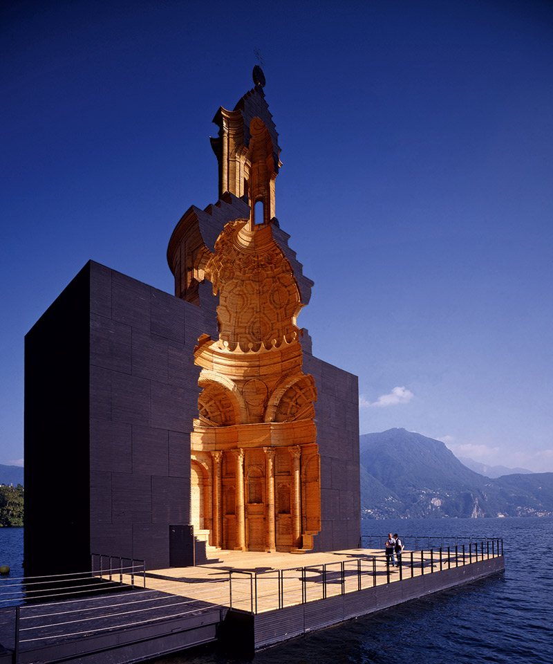Mario Botta con gli studenti dell’Accademia di architettura di Mendrisio. Modello in legno della sezione al vero della chiesa di San Carlo alle Quattro Fontane di Francesco Borromini, lago di Lugano, 1999.