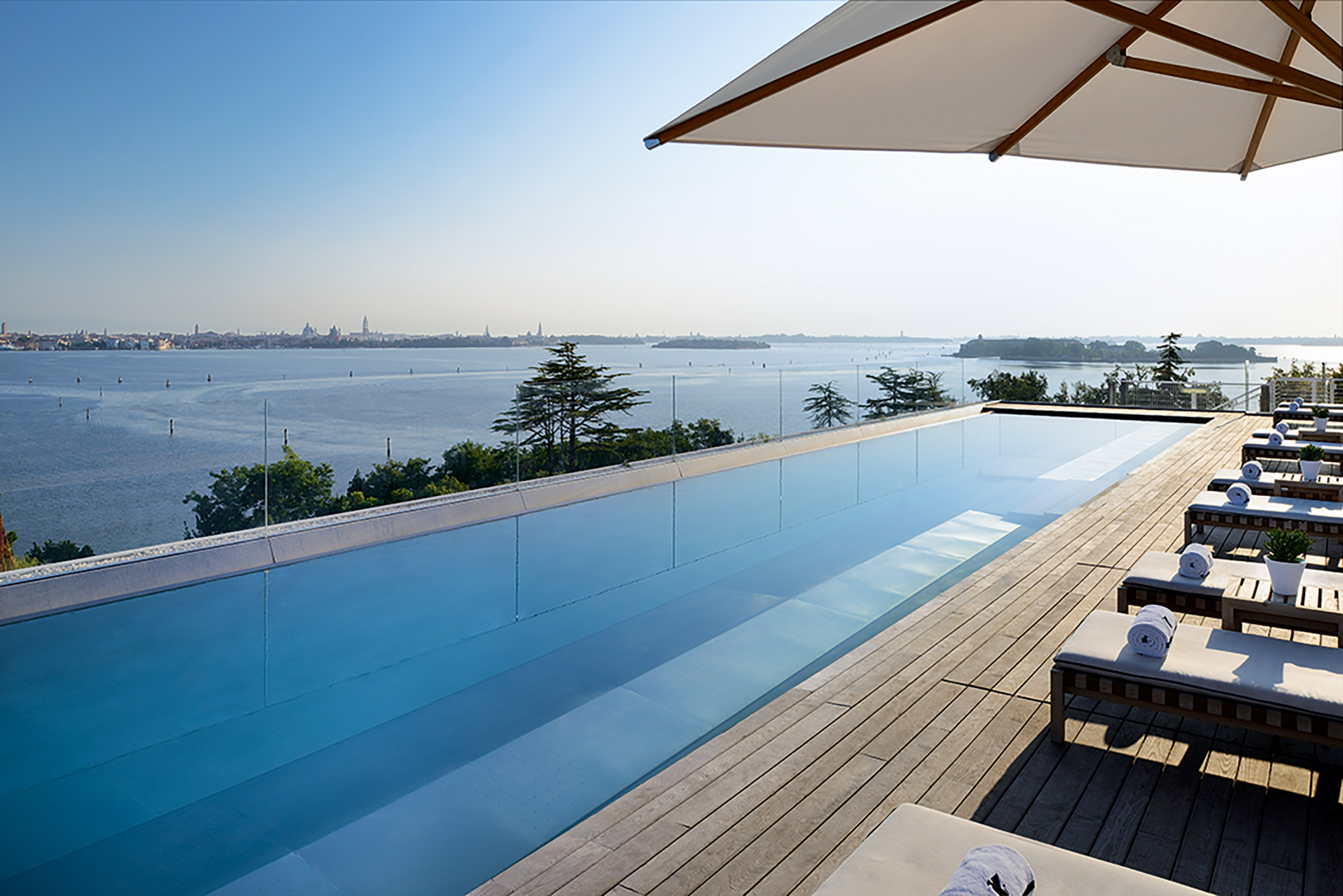 Matteo Thun &amp; Partners, JW Marriott Venice Resort &amp; Spa, Terrazza sul tetto dell’ex ospedale, con infinity pool e ristorante panoramico.