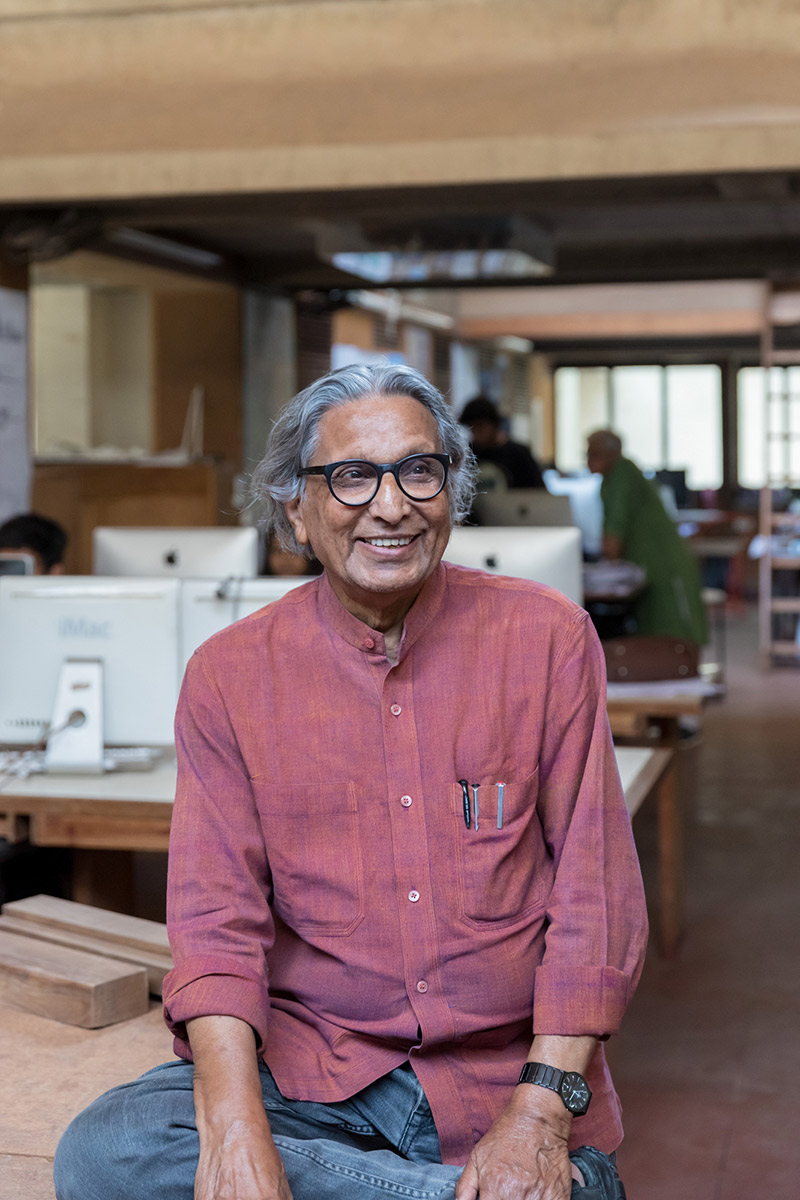 Balkrishna Doshi nel suo ufficio «Sangath Architect’s Studio», Ahmedabad, 1980