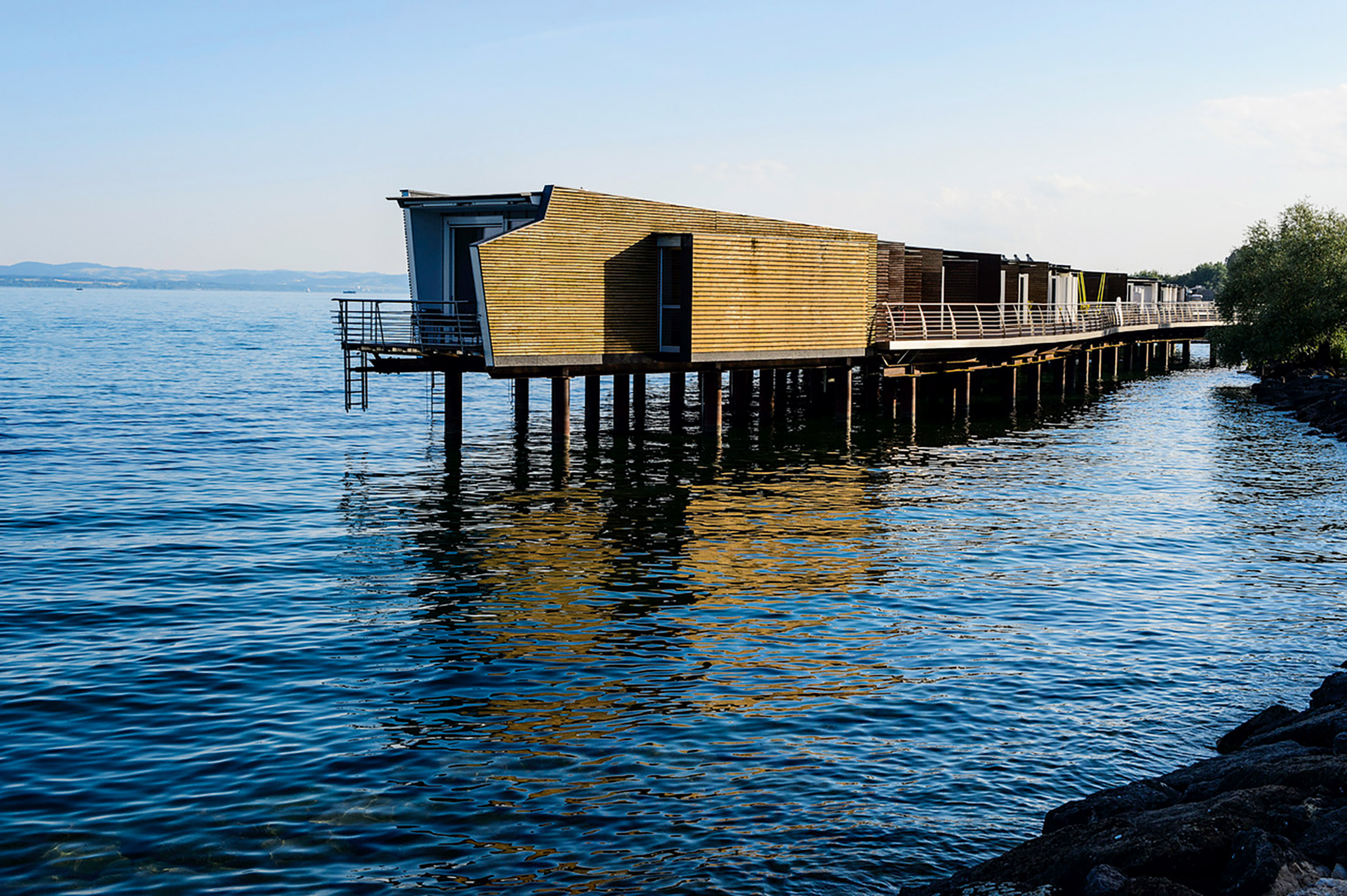 Kurt Hofmann con gli studenti dell’École Hôtelière di Losanna, Hotel Palafitte, Neuchâtel, Svizzera, 2002.