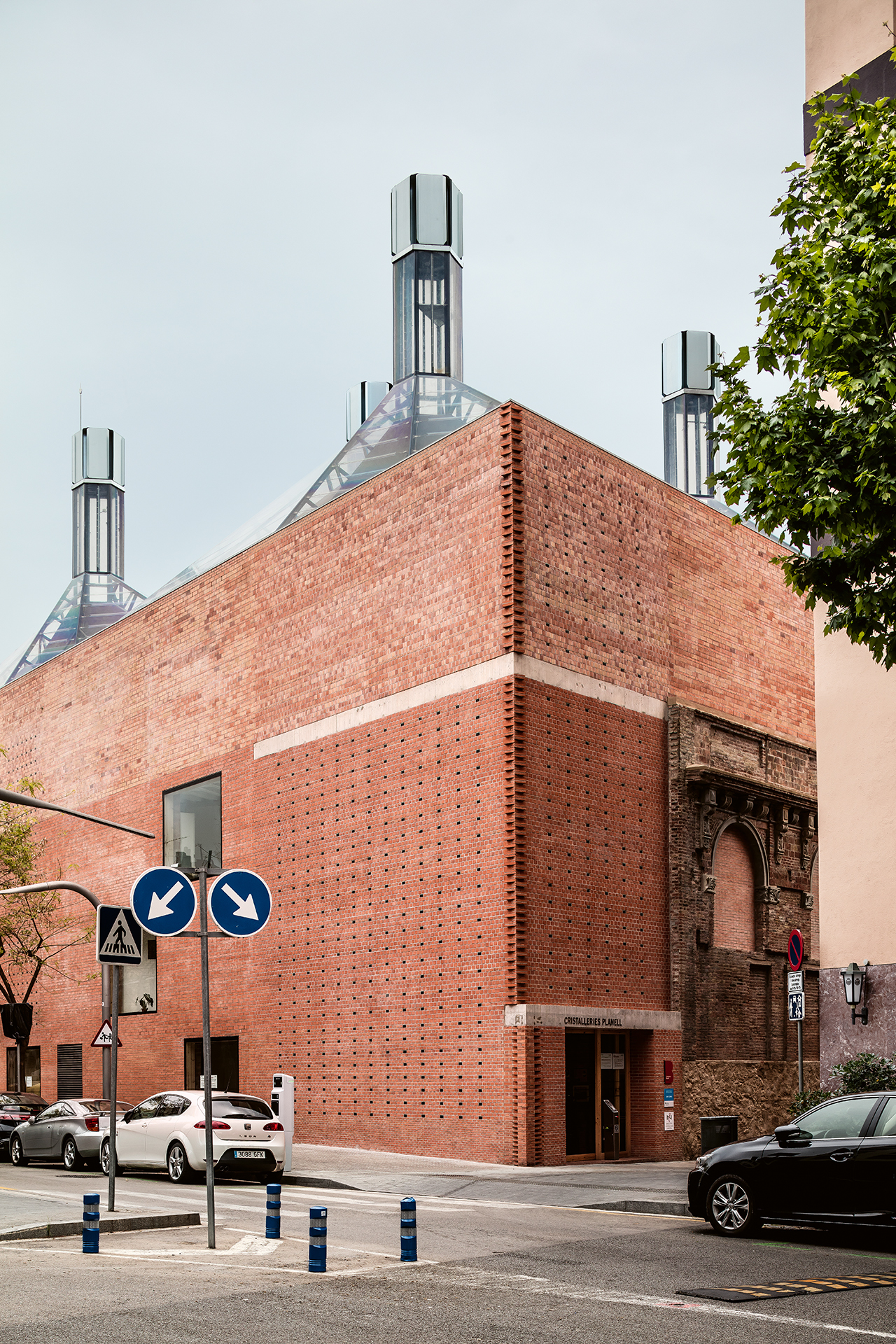 Für die Interviewreihe zum Prix de Genève baten wir jeden Gesprächspartner, uns ein Projekt zu nennen, das für ihn die Idee des Experimentierens ­verkörpert. Julien Grisel entschied sich für das Kulturzentrums­projekt «Cristalleries Planell», das 2016 von Har­quitectes in Barcelona realisiert wurde.