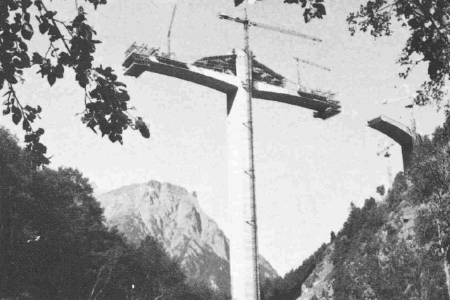 Die Ganterbrücke wurde im Freivorbauverfahren erstellt, Bauzustand August 1979.