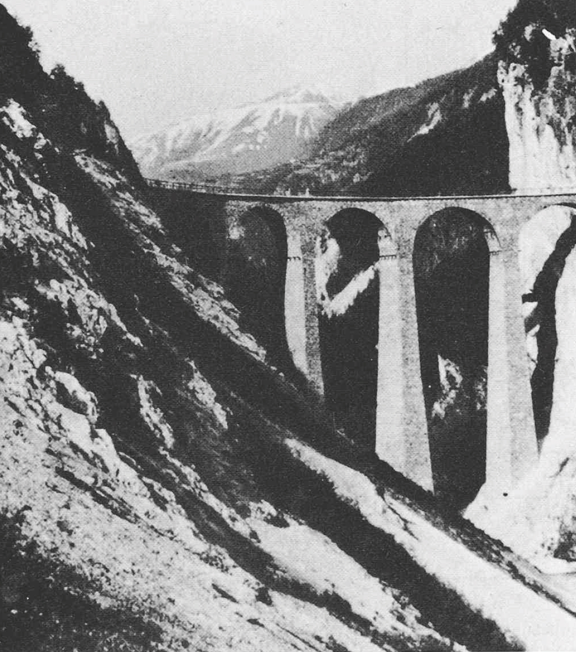 Bau des Landwasser-Viaduktes. Die Bewaldung der Talflanke wurde beim Bau der Eisenbahn total zerstört, heute sind diese Wunden verheilt.