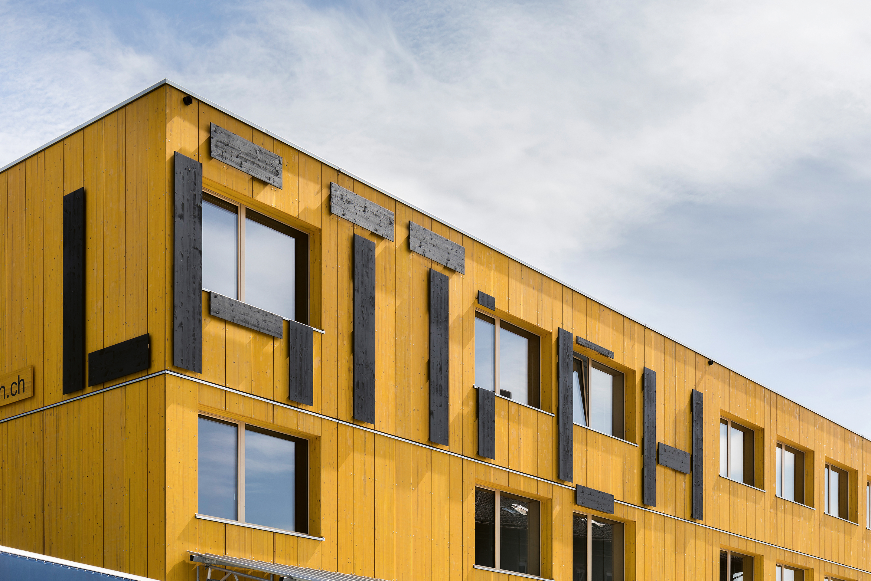 Mit 45 Holzmodulen hat Blumer Lehmann mit baubüro in situ den Lattich-Bau auf dem SBB-Güterbahnhof realisiert.  Nun steht er als gelbe Landmarke für die nächsten zehn bis fünfzehn Jahre im Zentrum von St. Gallen.