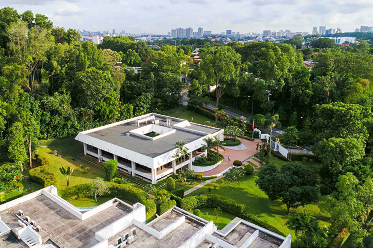 Das Bestandsgebäude der Schweizerische Botschaft in Singapur liegt mitten in einer grünen Oase.