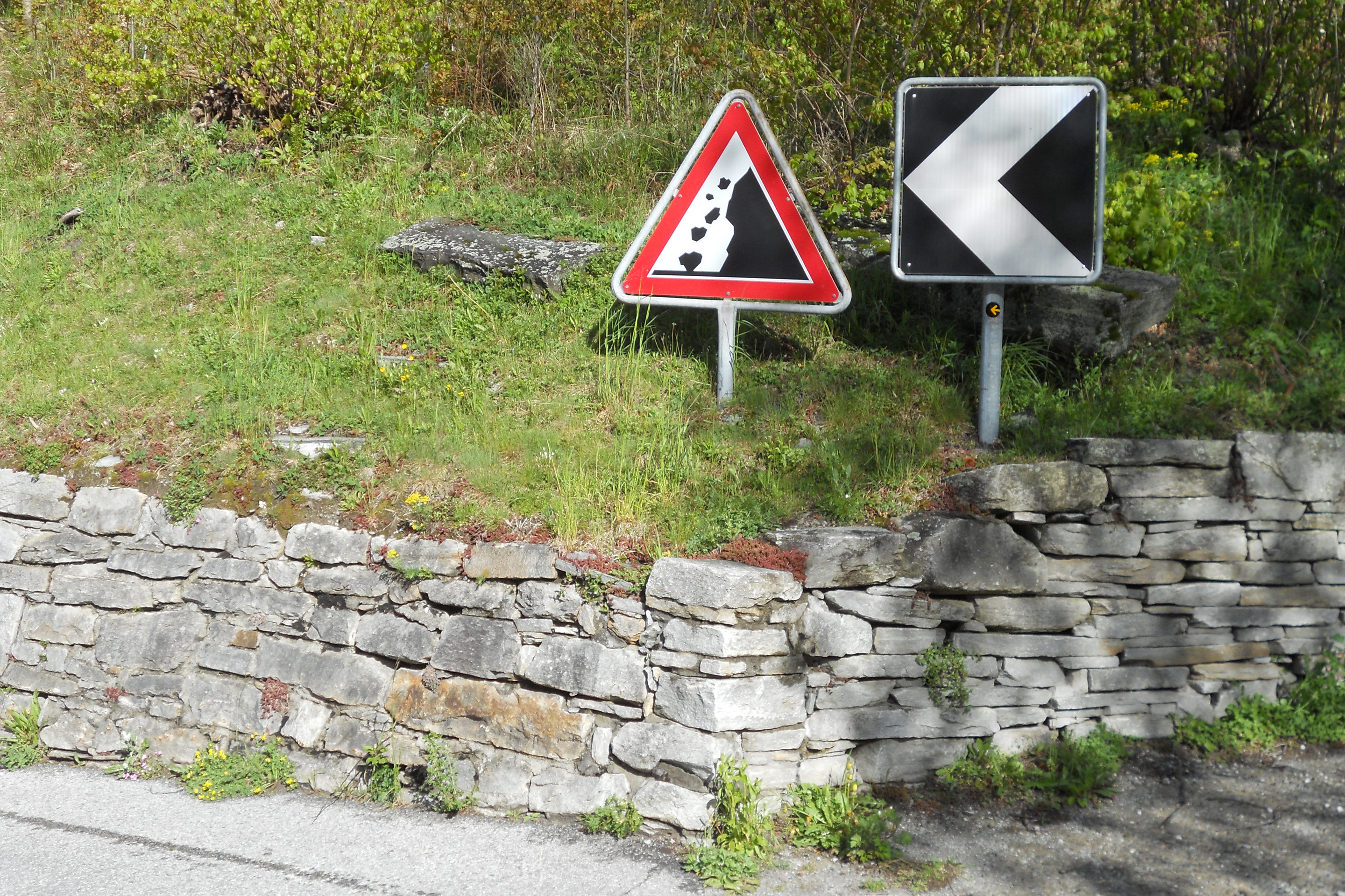 Warnschild bei Promontogno GR im Bergell.