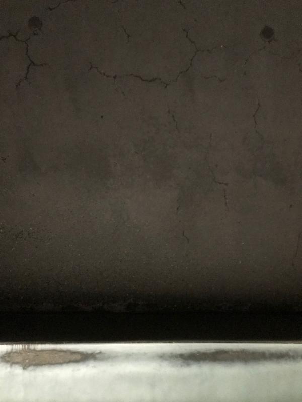 Nelle Terme di Vals, nei punti di un gradino dove i visitatori si appoggiano, si sono creati degli ovali dove i depositi calcarei sott'acqua sono stati rimossi.