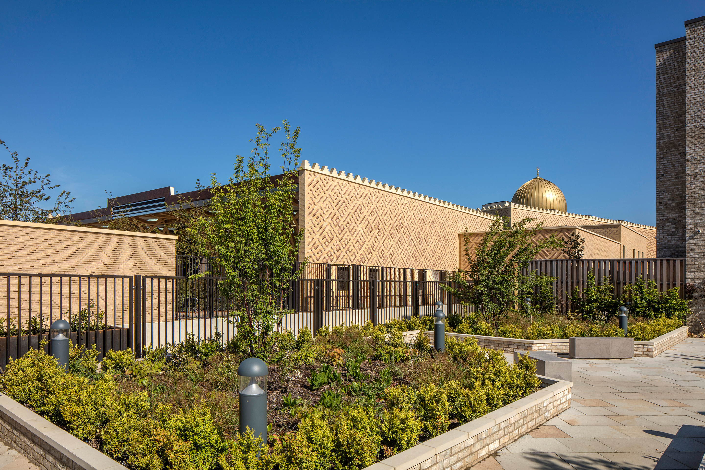 Die Cambridge-Moschee von Marks Barfield Architects wurde im April 2019 eingeweiht.