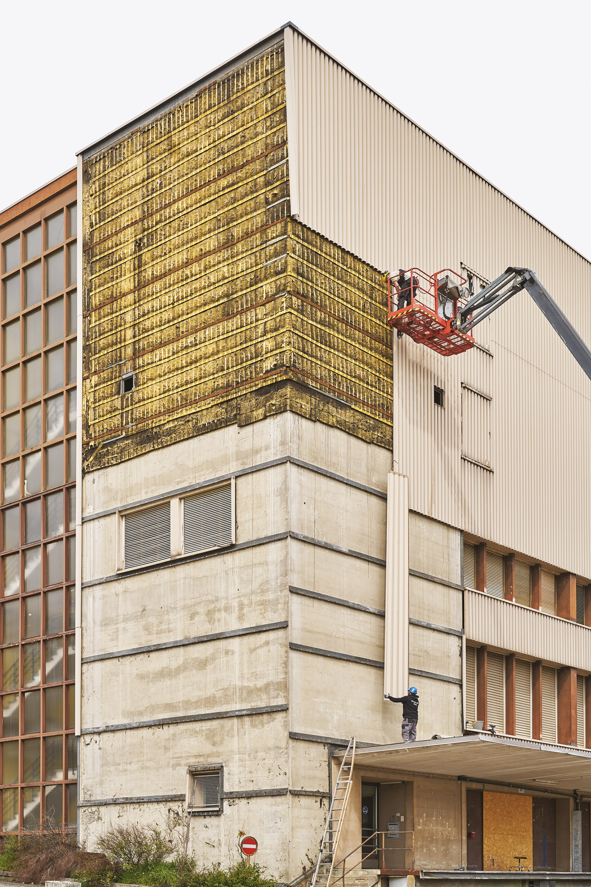 1500 m2 de tôles métalliques ont été récupérées sur le bâtiment lui-même et sur l’ancien entrepôt à vin de la Coop situé à 50 m.