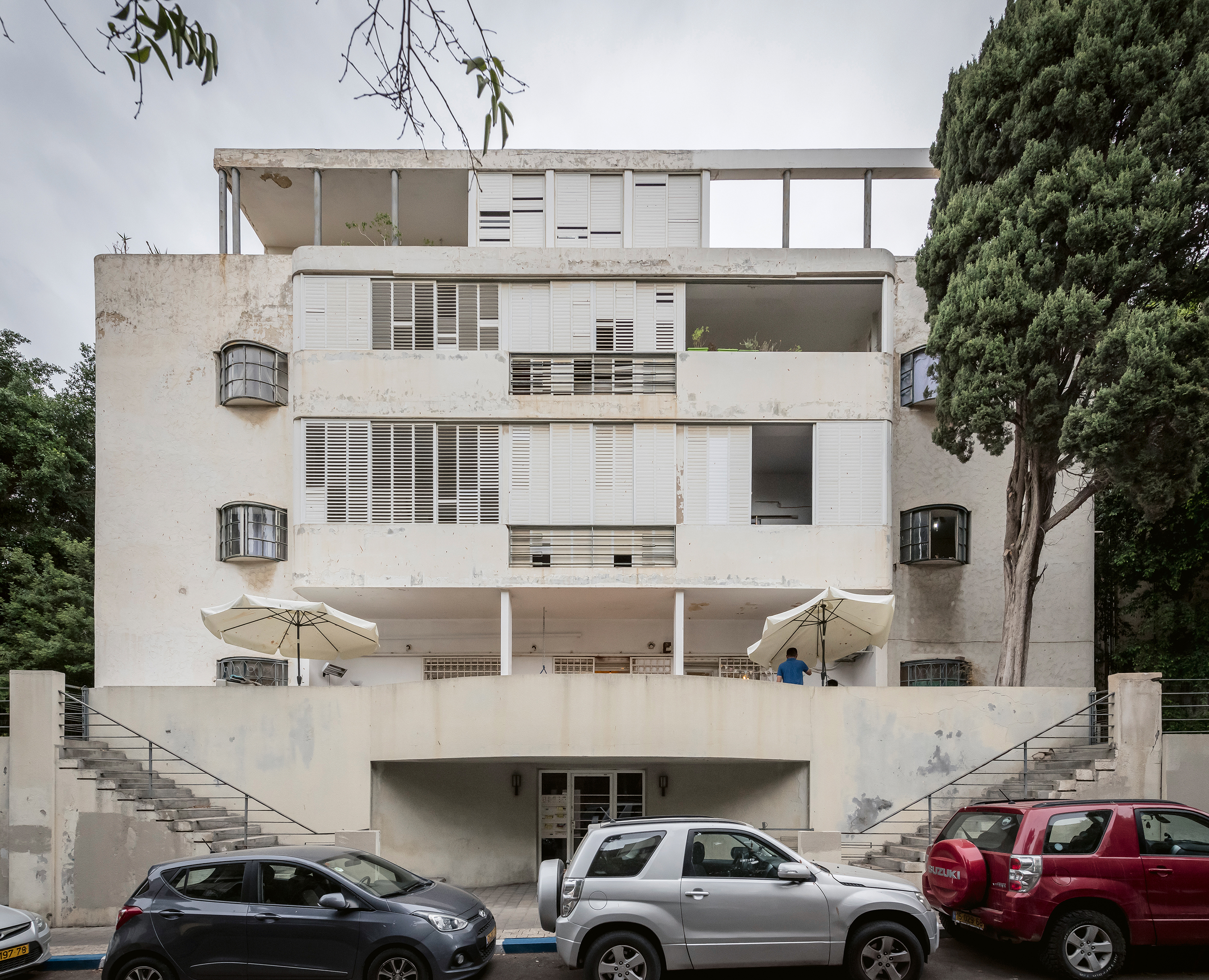Dass der Architekt Oskar Kaufmann zuvor das Hebbel-Theater in Berlin gebaut hatte, ist dem dramatisch inszenierten Eingang dieses Wohnhauses gut anzusehen. Eher untypisch ist der symmetrische Aufbau der Fassade. Ein Wolkenputz wirkt dieser Strenge entgegen.