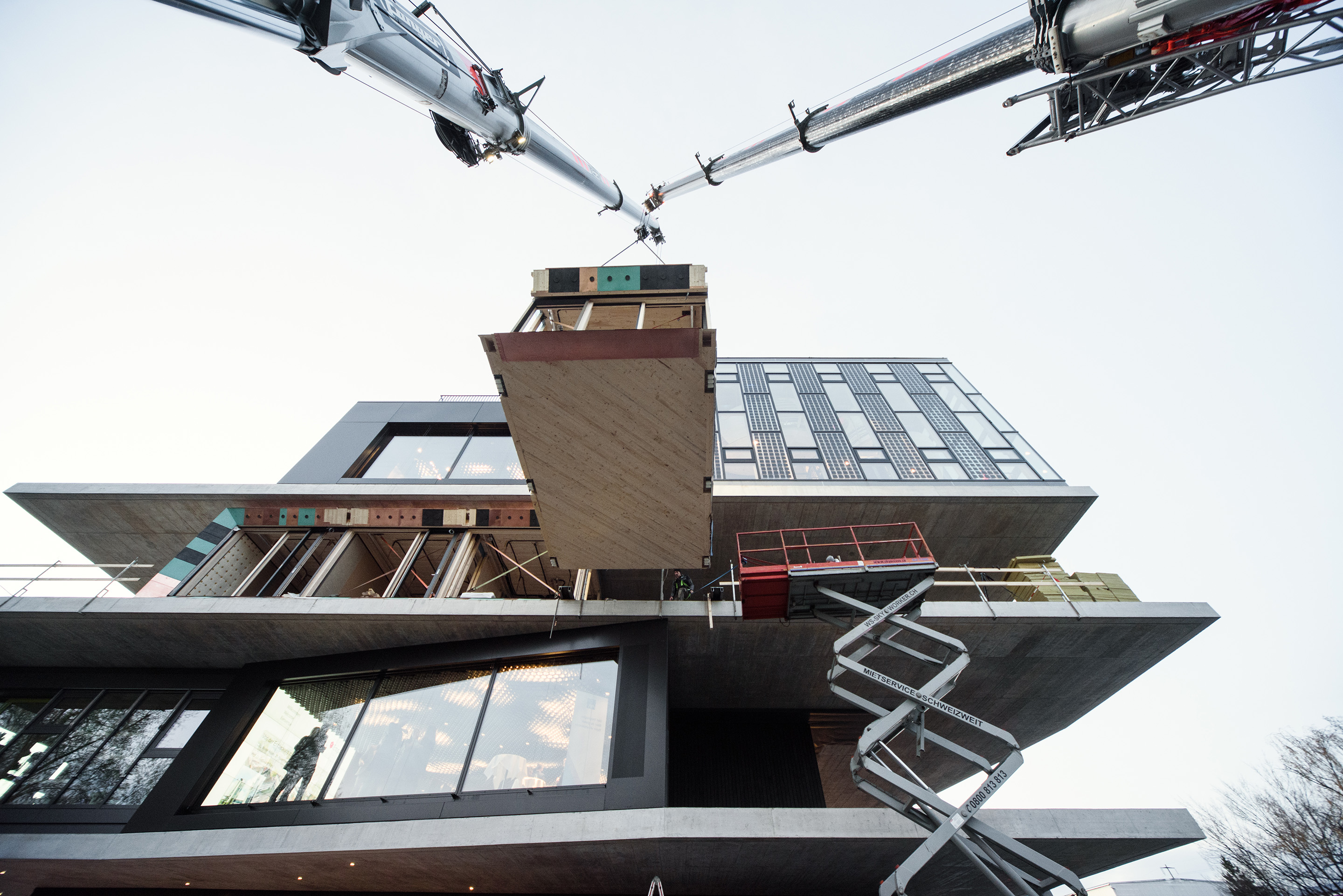 inbau des Wohn- und Forschungsmoduls aus wiederverwertbaren und kompostierbaren Baustoffen am Empa NEST in Dübendorf.