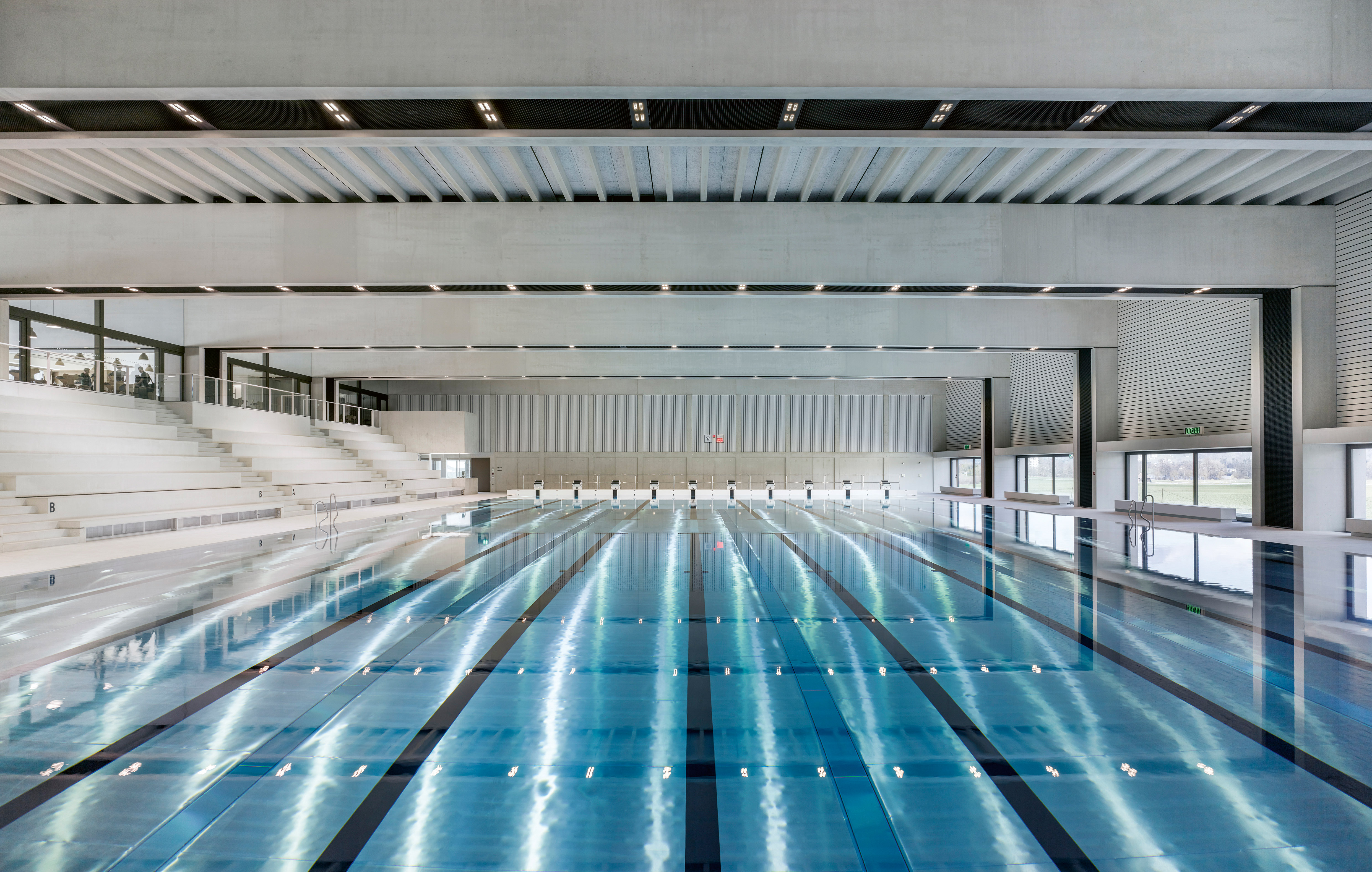 Les poutres jumelles précontraintes surplombent le foyer, les tribunes et le bassin olympique