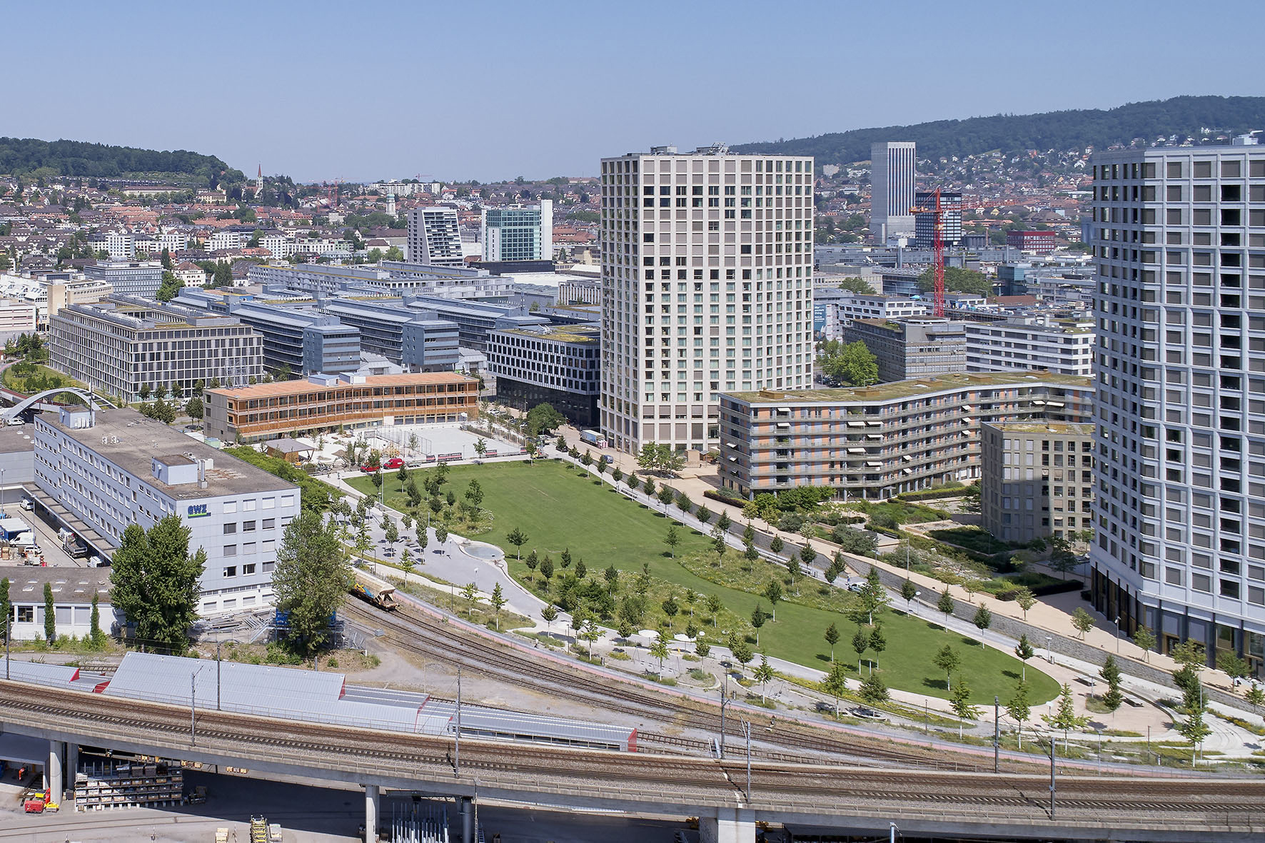 Etwas zu schmächtig? Park mit Schule im grossformatigen Züri-West-Quartier.