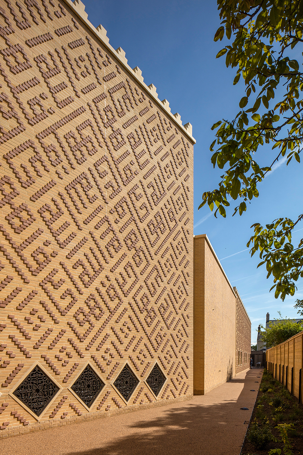 Die Aussenfassade nimmt die Backsteinarchitektur der typischen englischen Wohnhäuser auf.