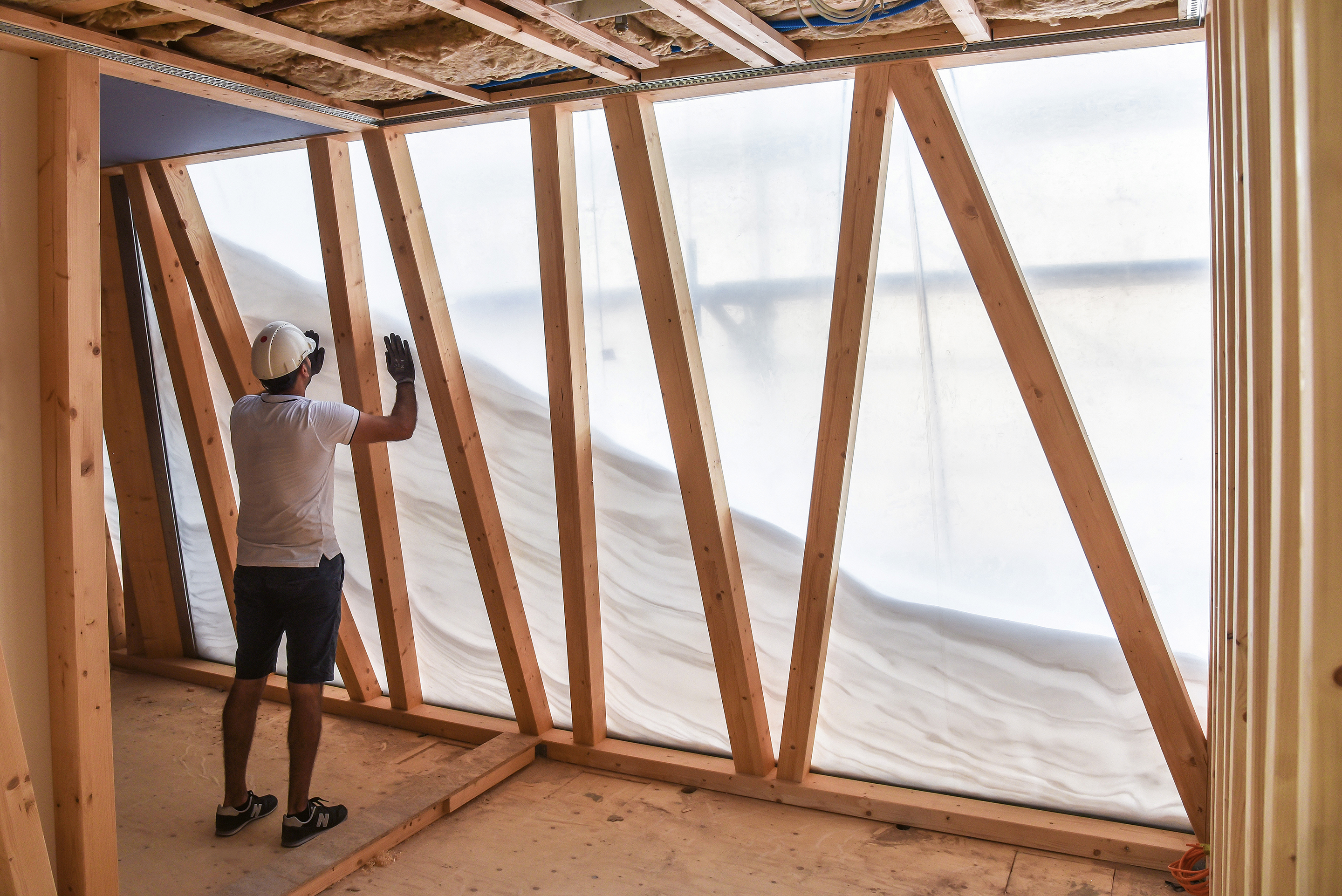 Die Membranen der transluzenten Leichtbaufassade wurden in die Holzbalken «Spatial Timber Assemblies» installiert und  vor Ort mit Aerogel gefüllt.