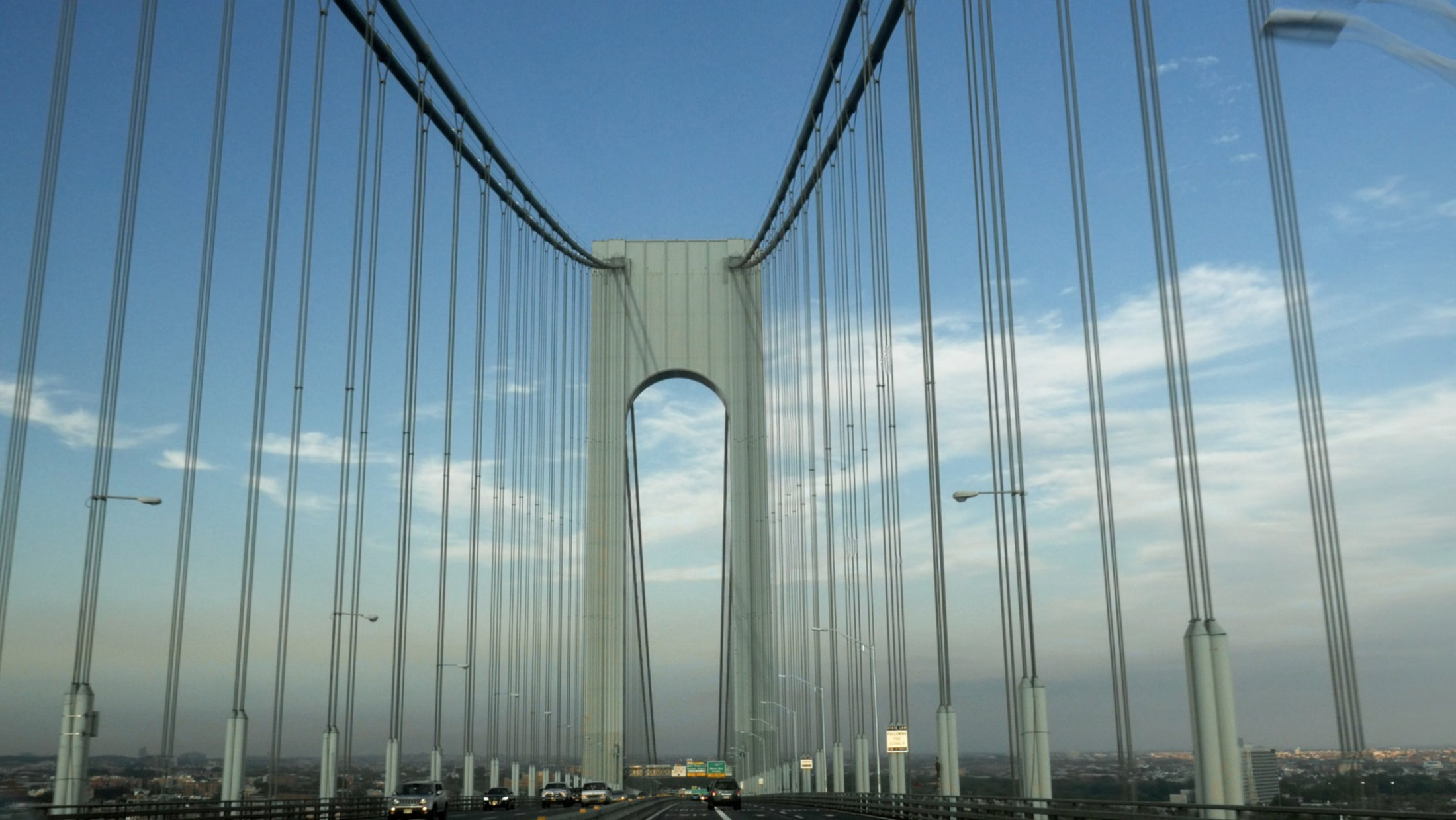 Il Verrazzano-Narrows Bridge inquadrato da Martin Witz in «Gateways to New York»