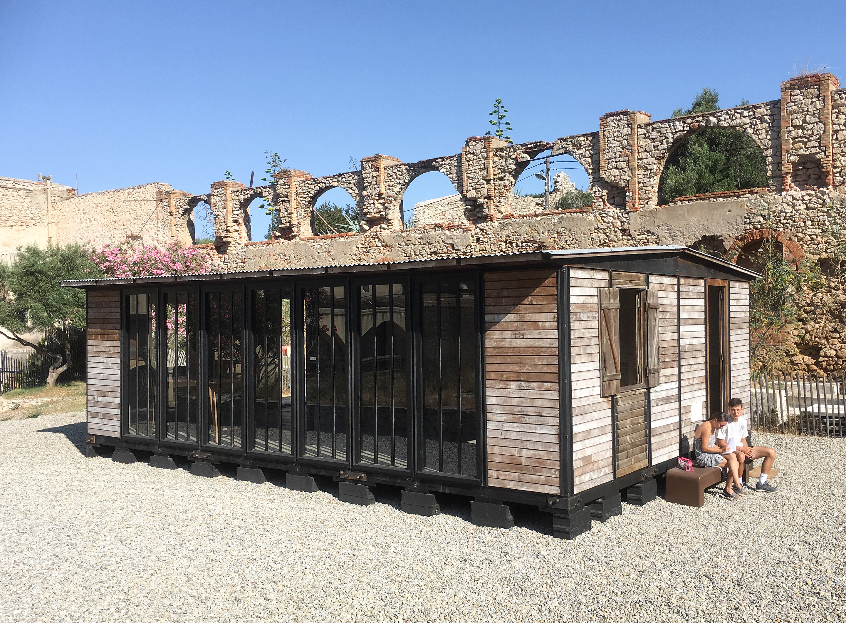 Der Pavillon Lorraine 6x9 liegt auf dem Platz beim Eingang. Seine Elemente sind so konzipiert, dass sie von drei Personen in drei Tagen zerlegt und wieder aufgestellt werden können. Jedes Element kann von einer einzelnen Person getragen werden.