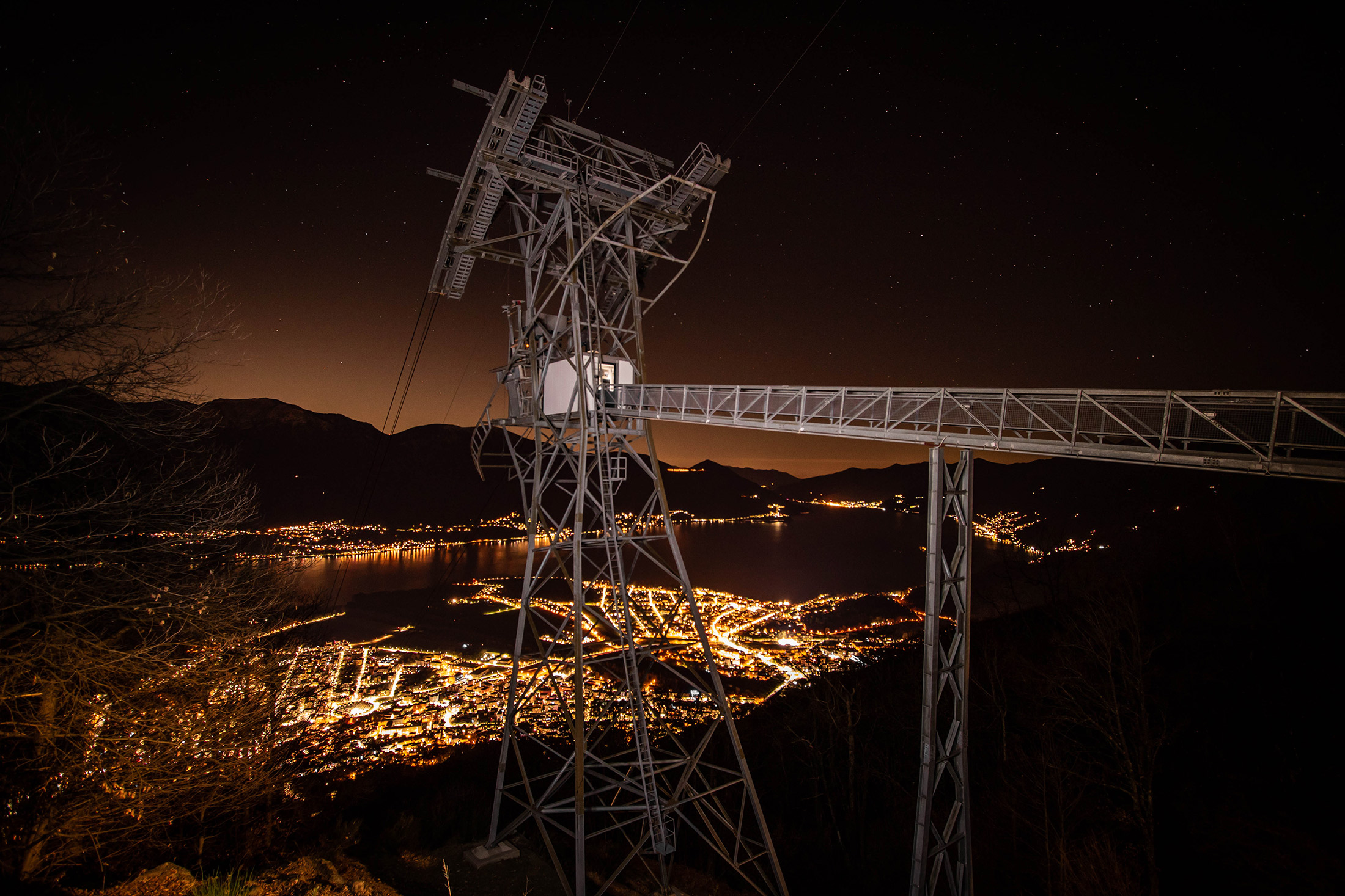 Menzione speciale a Luca Buehler (Funicolare di Cardada, Locarno): «Per la rappresentazione suggestiva della città diffusa contemporanea come territorio urbanizzato, dove l’infrastruttura in filigrana in primo piano permette di leggere il paesaggio costruito in una visione notturna».