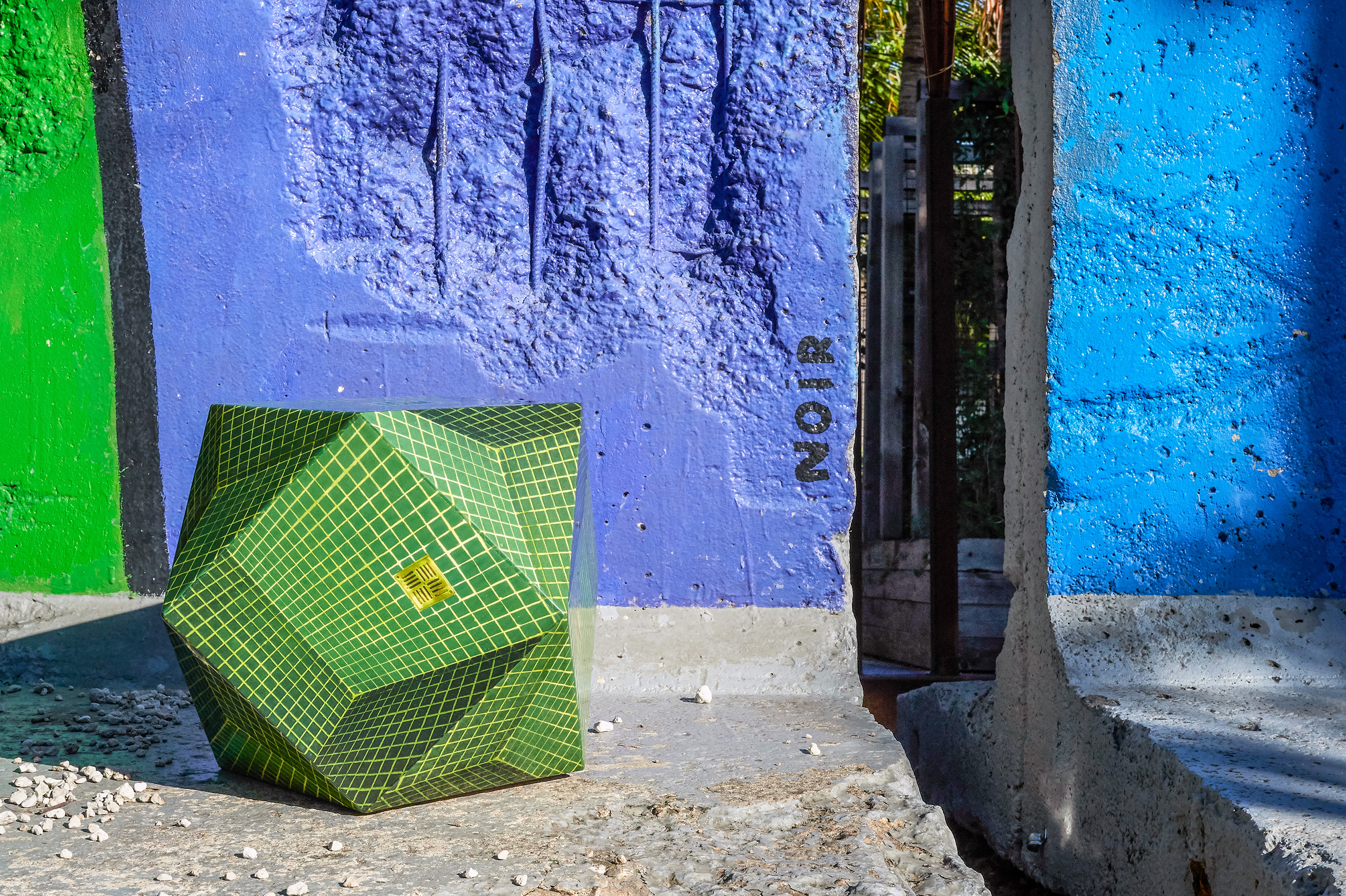 Kunst im Bad in der Kunst: fotorealistische Vexierbilder von Mosaikfliesen (Alex Flemming).