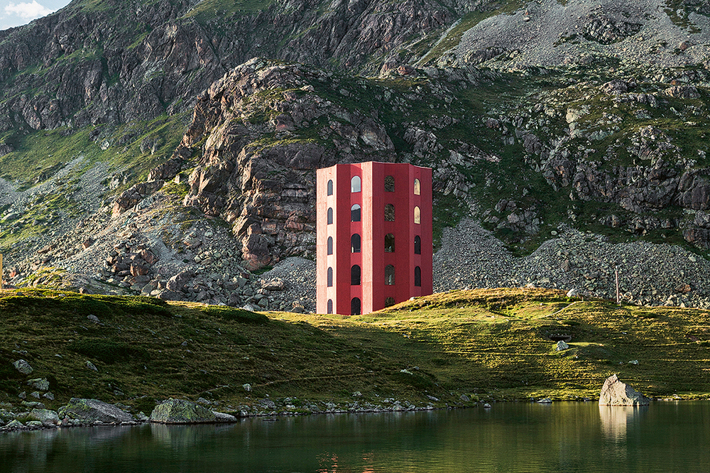 Der Theaterturm auf dem Julierpass – ein Monument inmitten urtümlicher Bergkulisse.