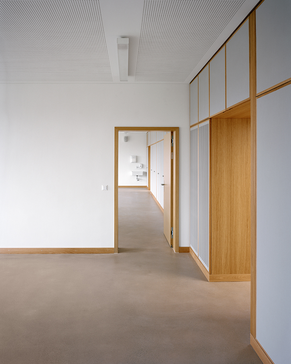 Die Klassenzimmer und Gruppenräume mit ihren Einbauschränken öffnen sich zum Aussenraum.