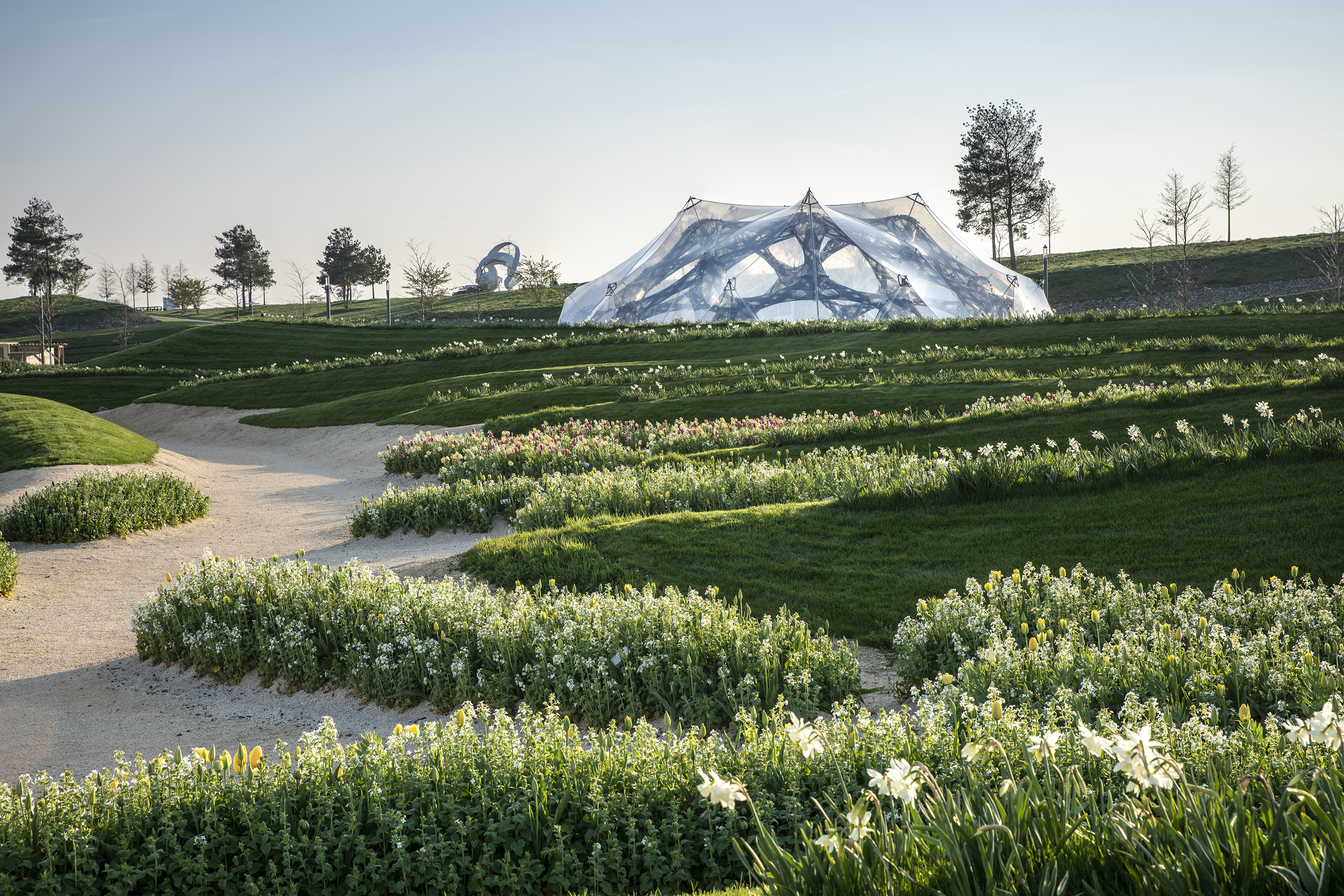 Blick auf den Pavillon, eingebettet in die Landschaft