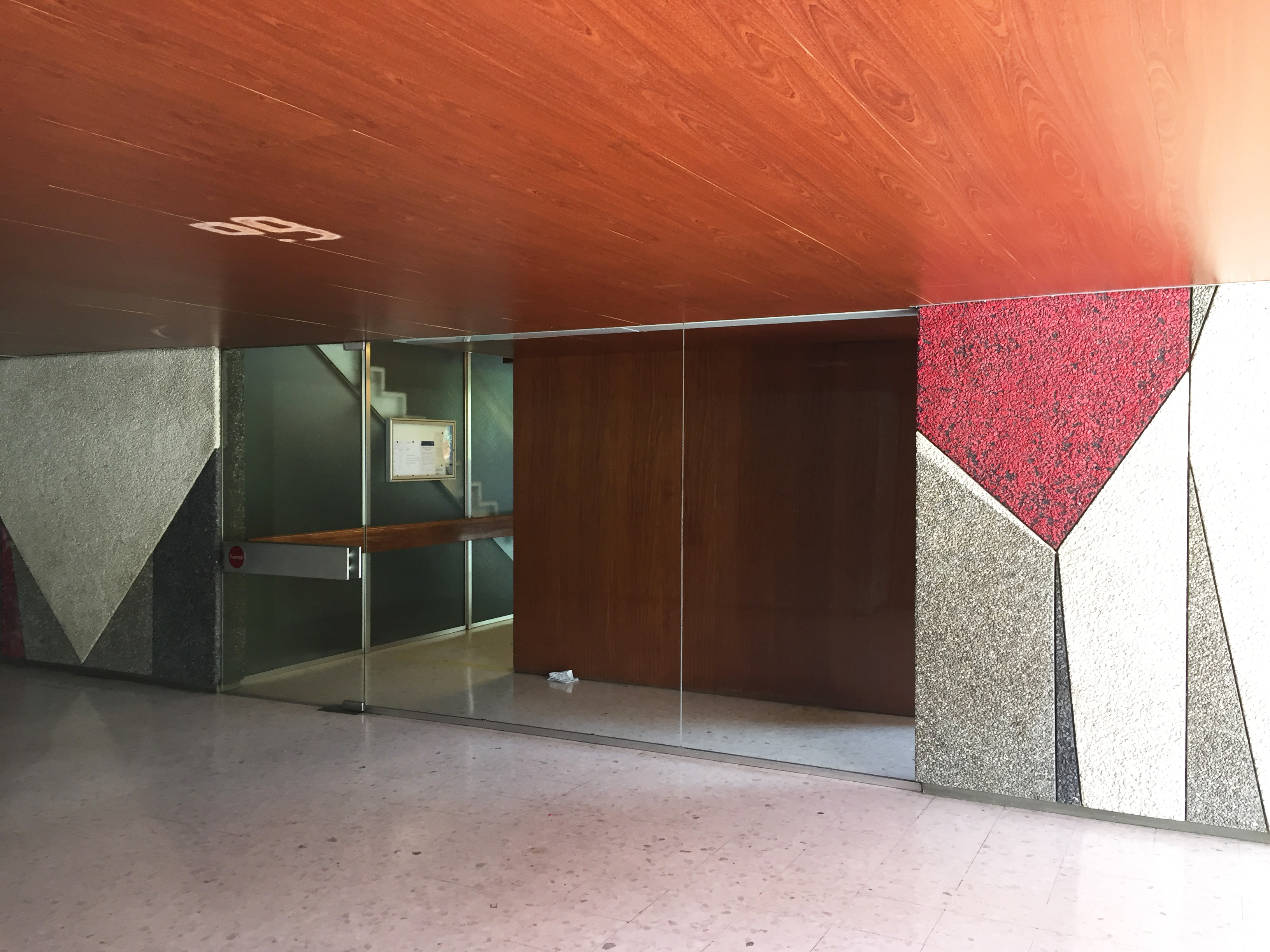 Das Motiv der Faltungen zieht sich durch das gesamte Werk von Jean Baier. Er repräsentierte die Schweiz in den 1960er-Jahren an den Biennalen von Venedig und São Paulo und gestaltete die Schweizer Botschaft in Brasília.