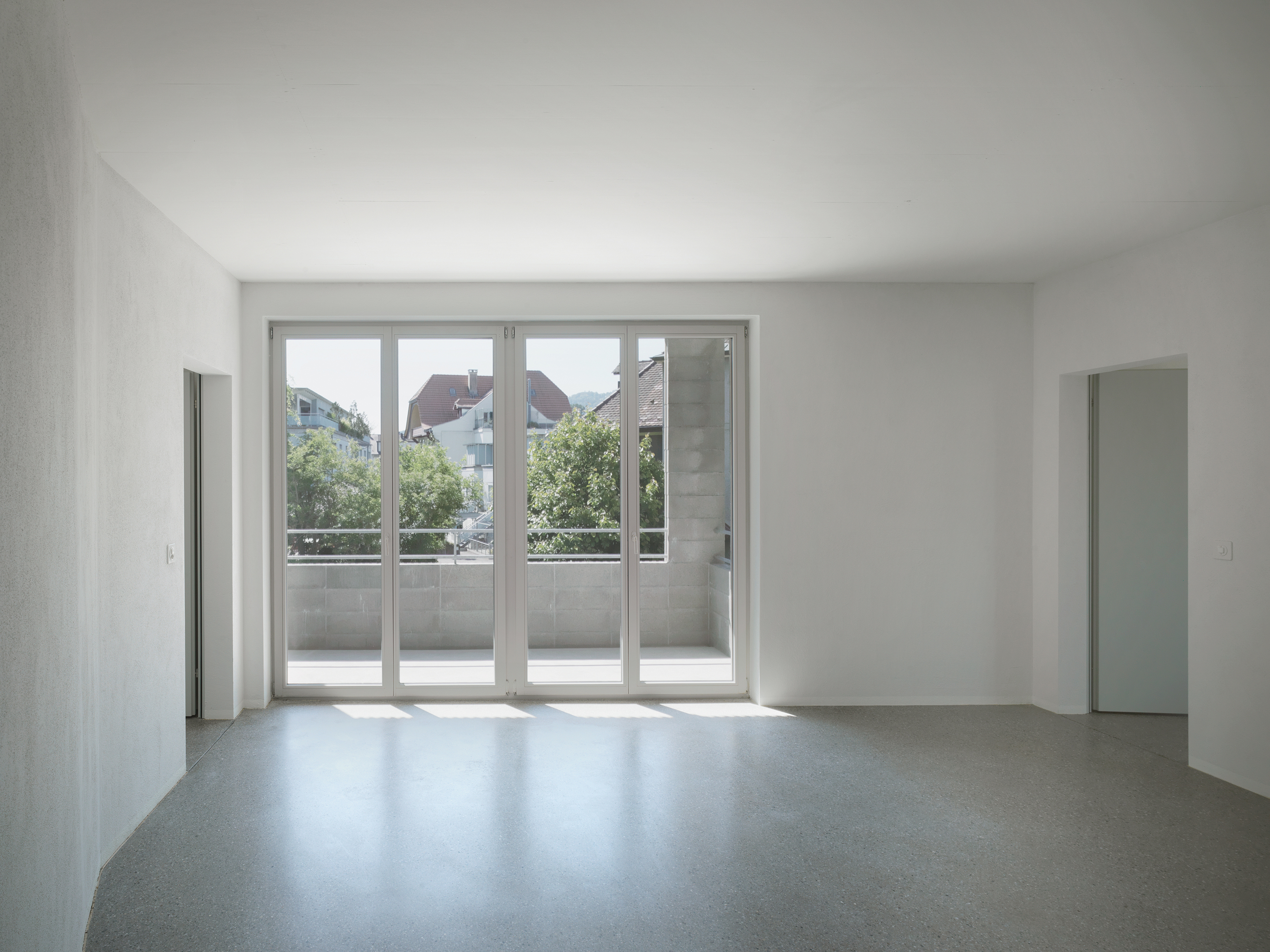 Durch die grossen Fensterflächen wird die Innenseite der Loggia Teil des Raums.