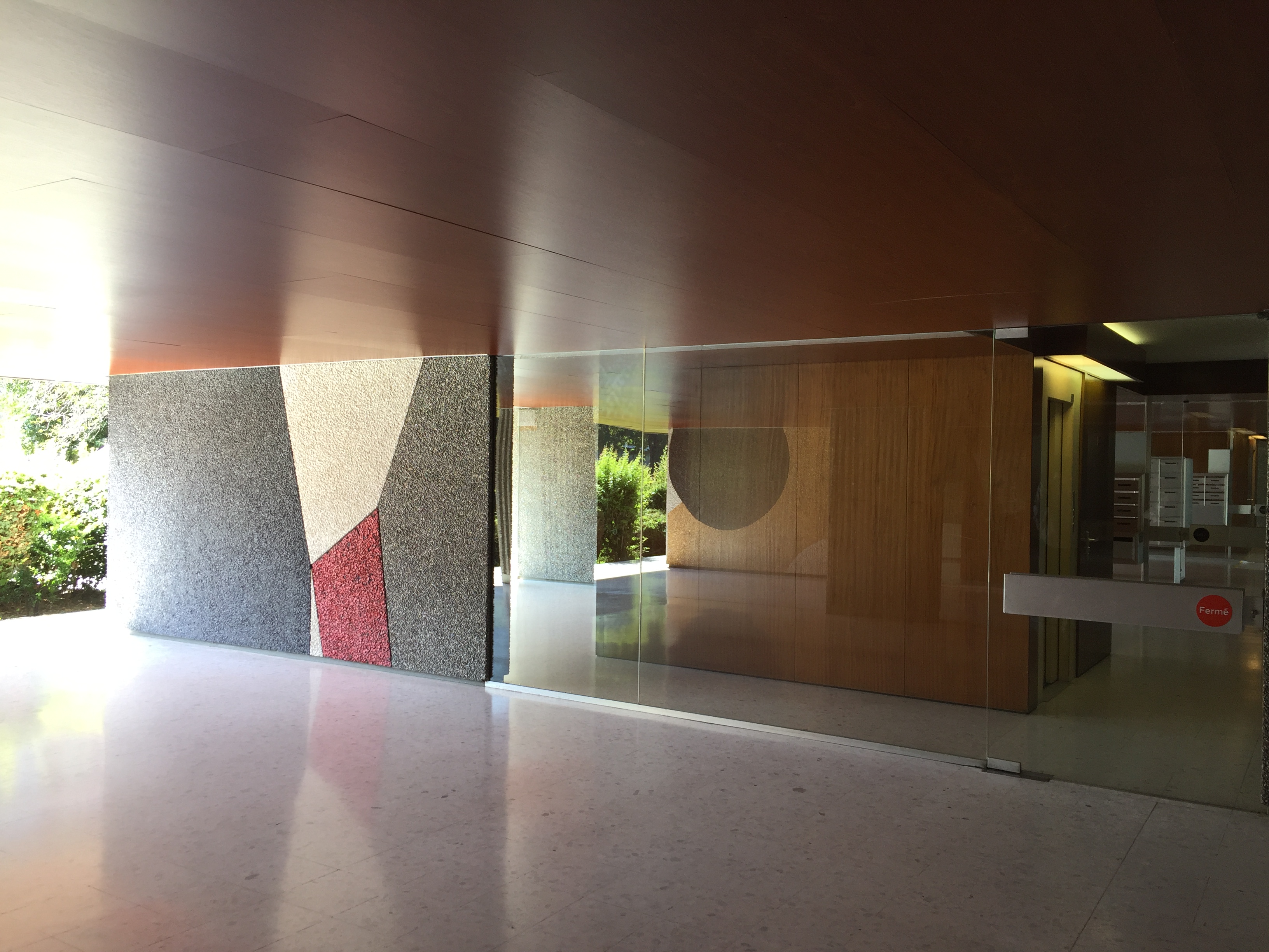 Hochtransparente Durchgänge erlauben Blickbezüge und Spiegelungen von einem Kunstwerk zum nächsten.